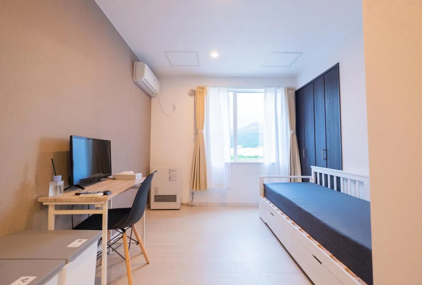 Communal lounge/ TV room, Bed in Niseko Hirafu Ski Resort Condo