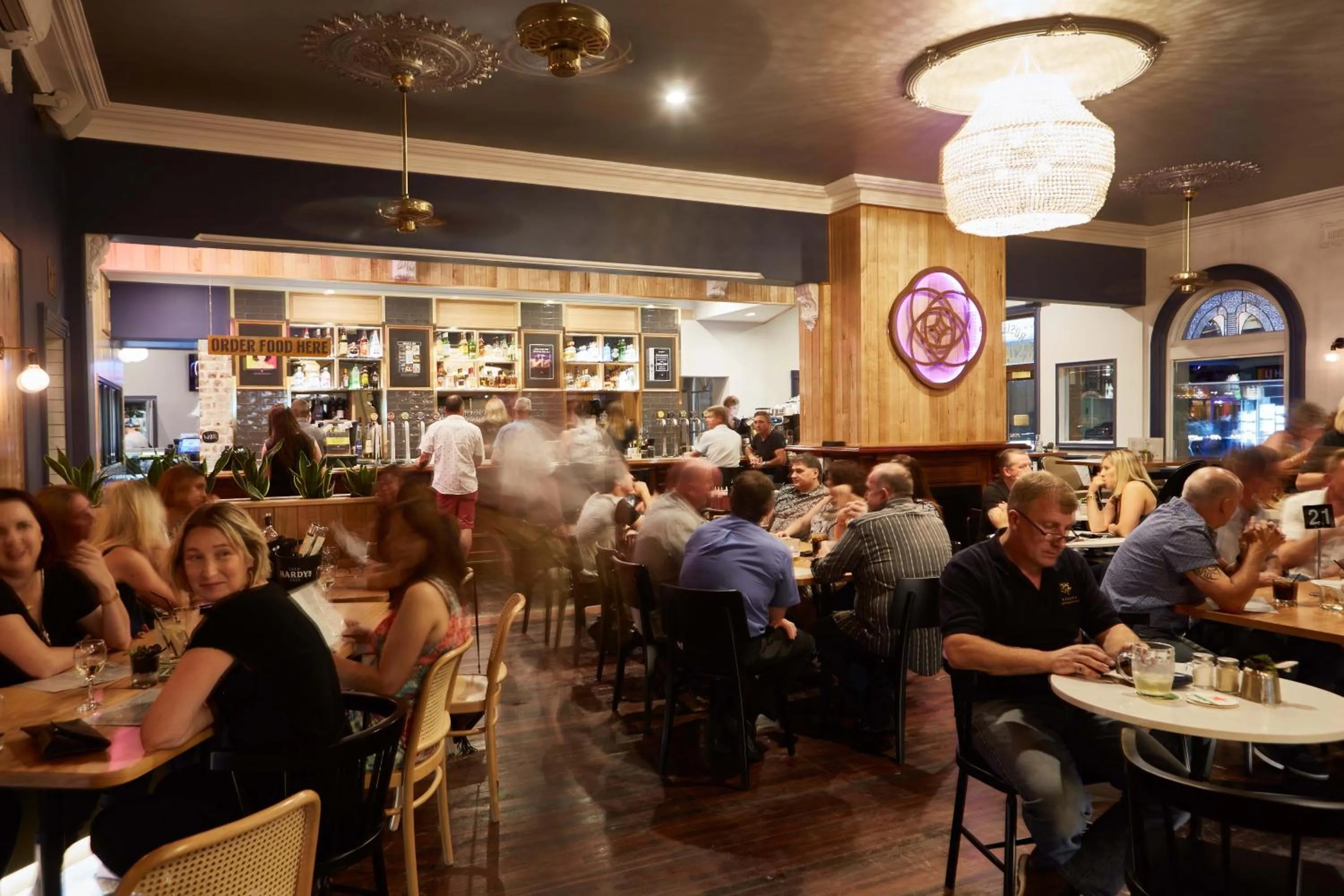 Restaurant/places to eat in The Rose Hotel & Motel