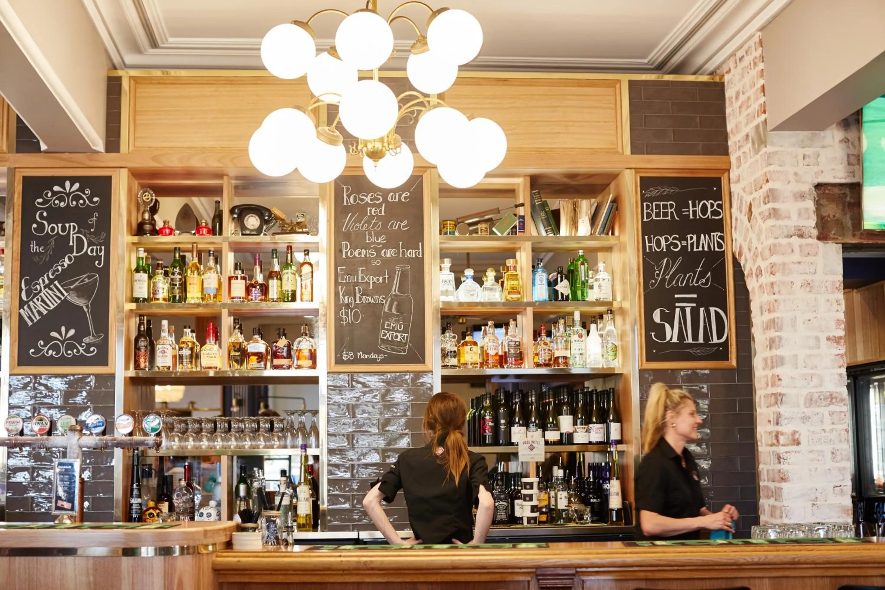 Lounge or bar in The Rose Hotel & Motel