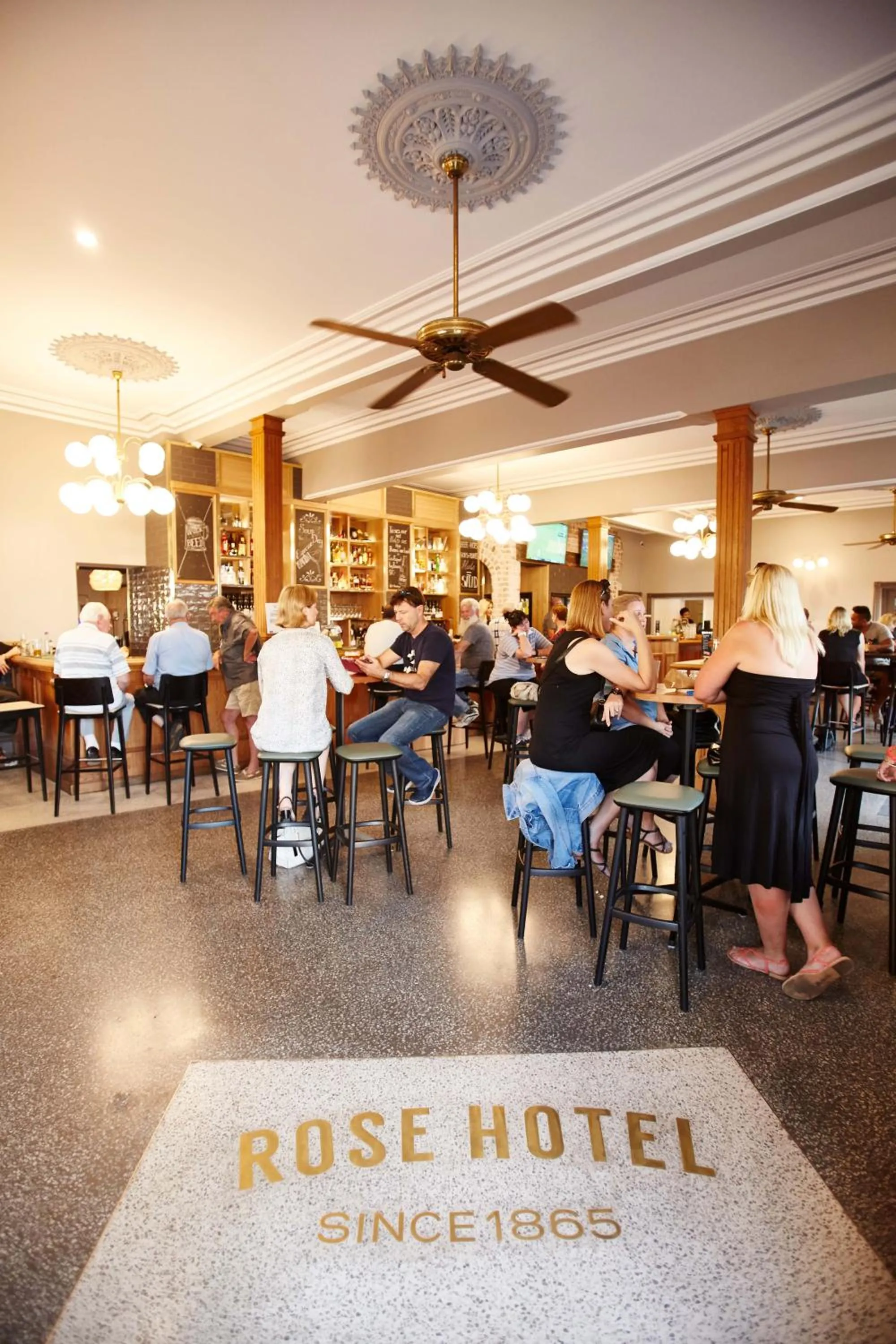 Lounge or bar in The Rose Hotel & Motel