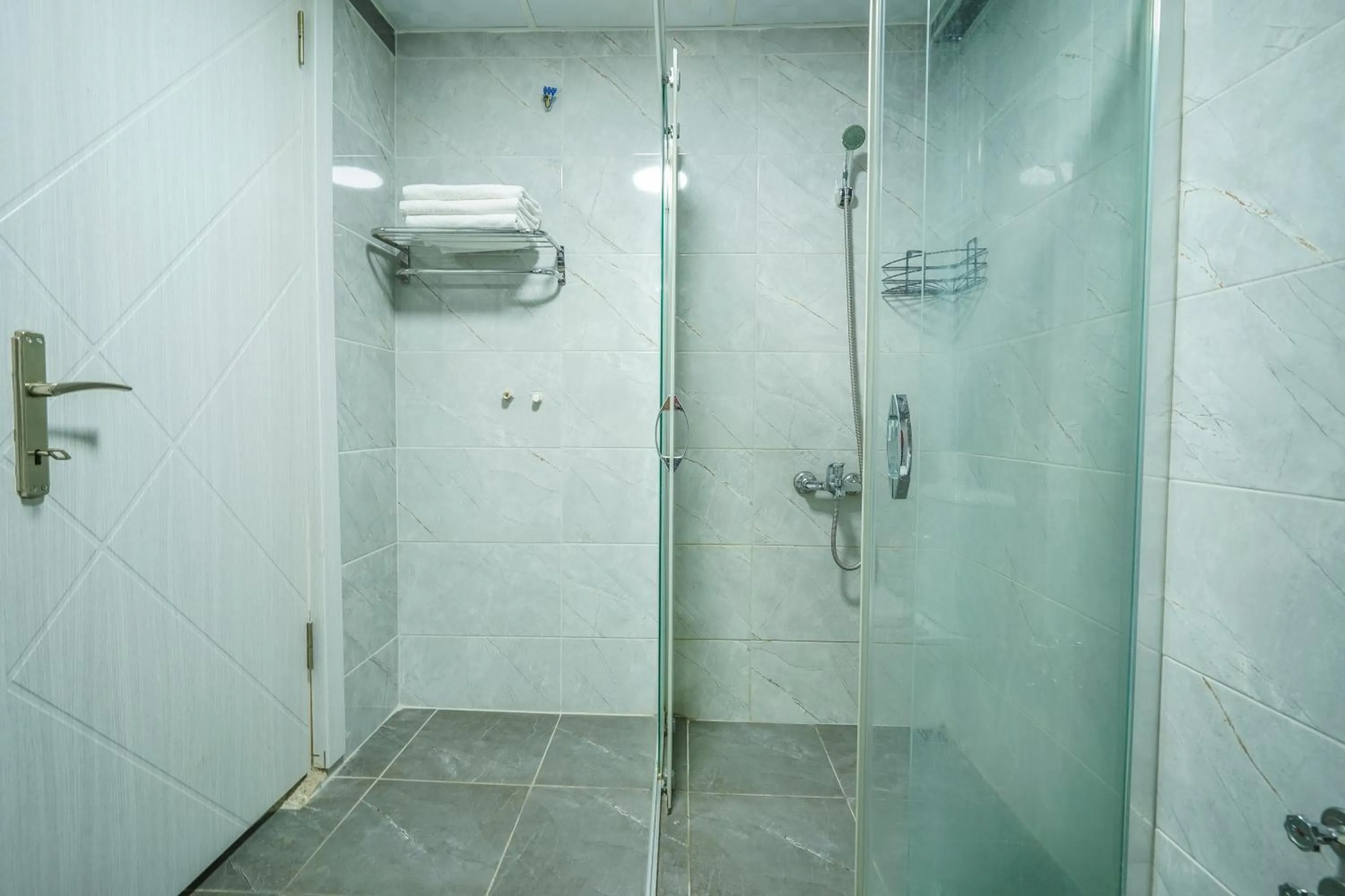 Shower in YAŞAM HOTEL