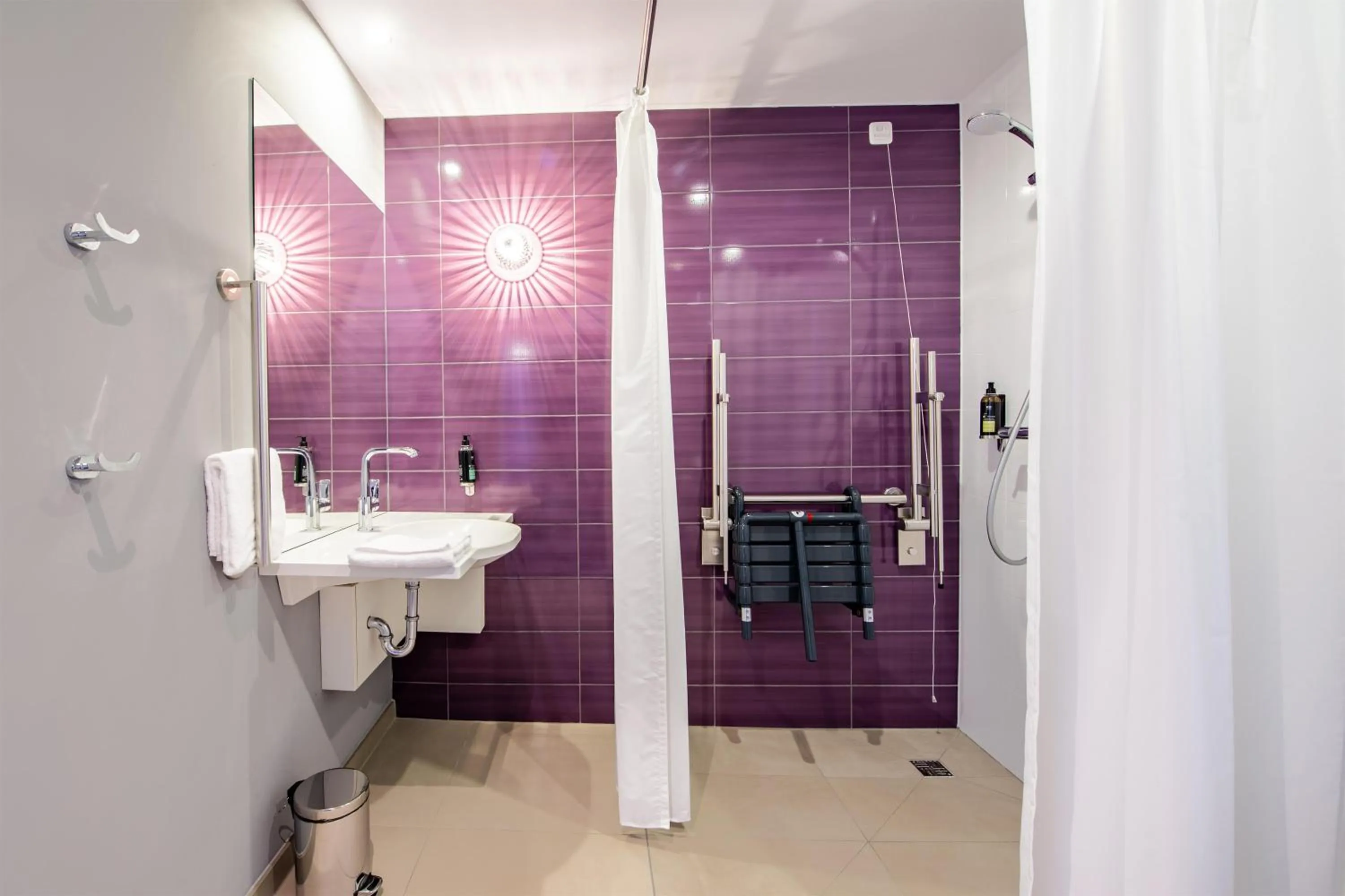Bathroom in Premier Inn München Airport Ost