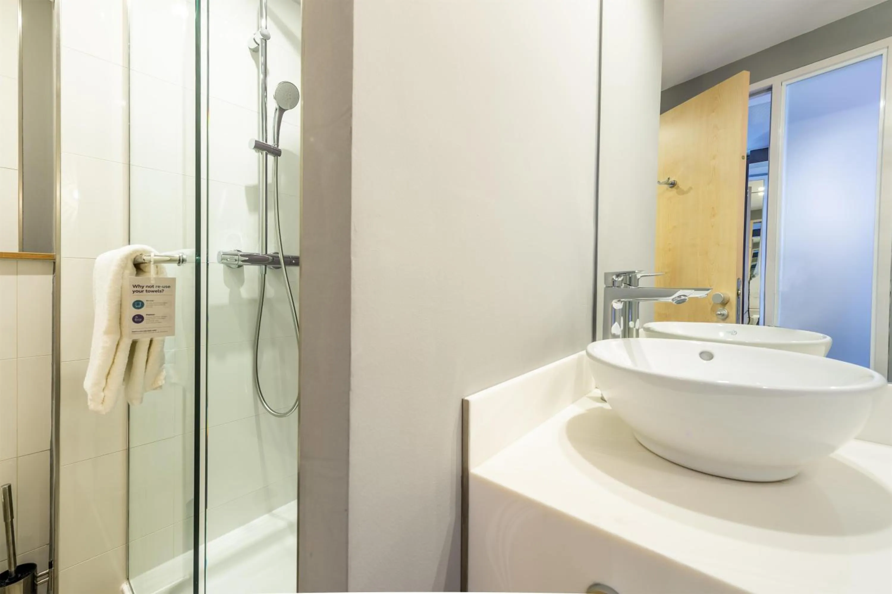 Bathroom in Premier Inn München Airport Ost