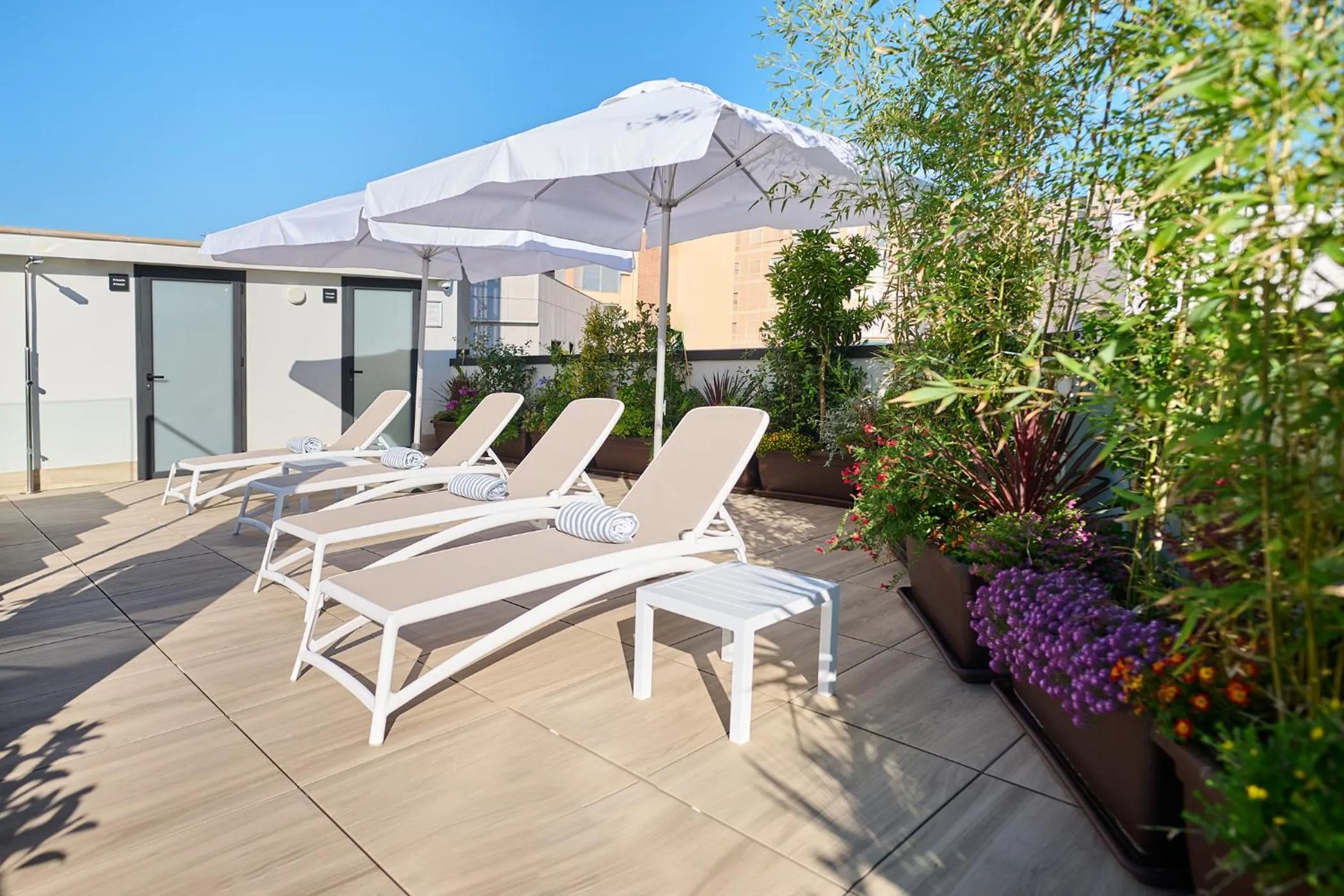 Swimming pool in Apartamentos Luna Suites Granada