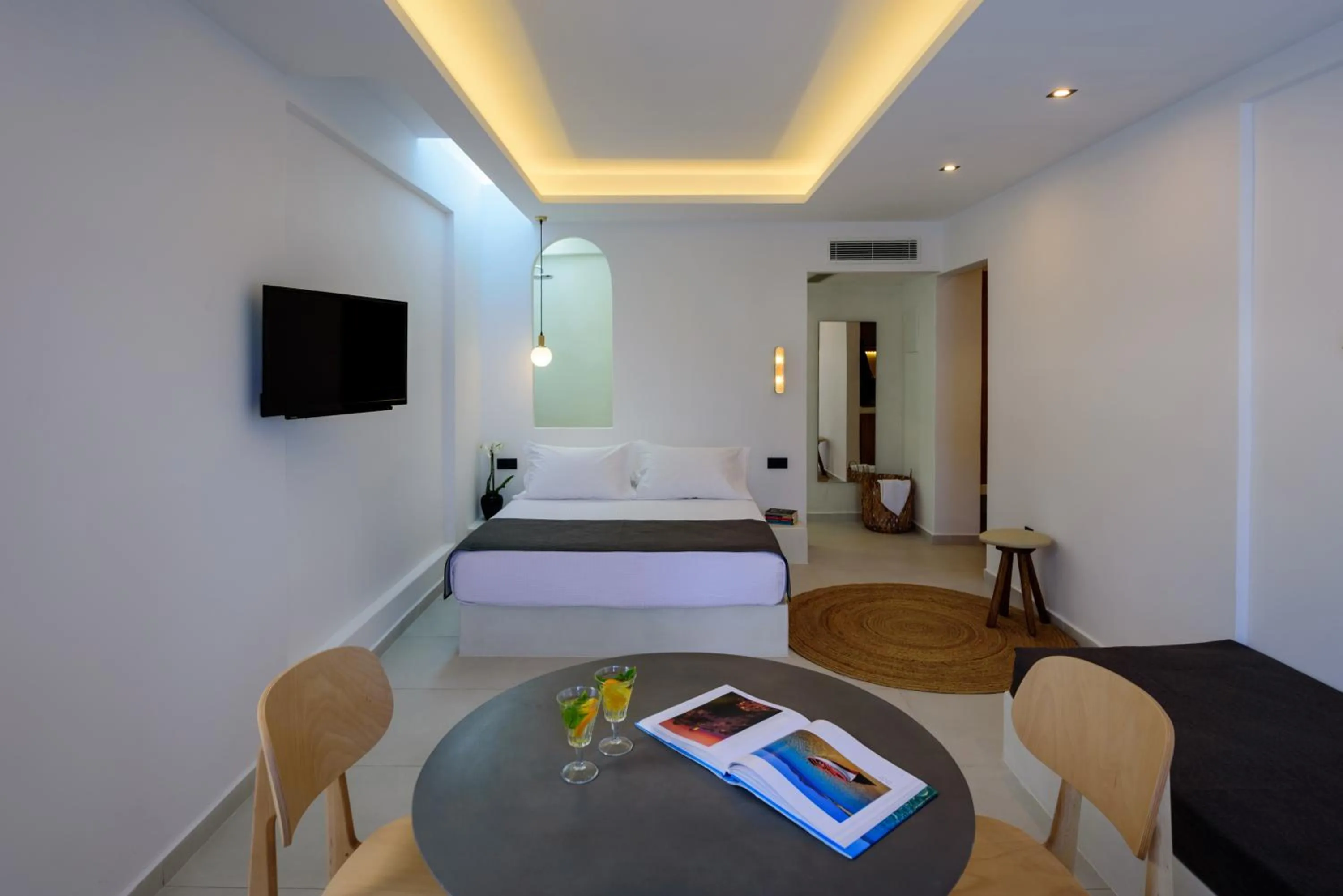 TV and multimedia, Bed in Ryolithos Suites