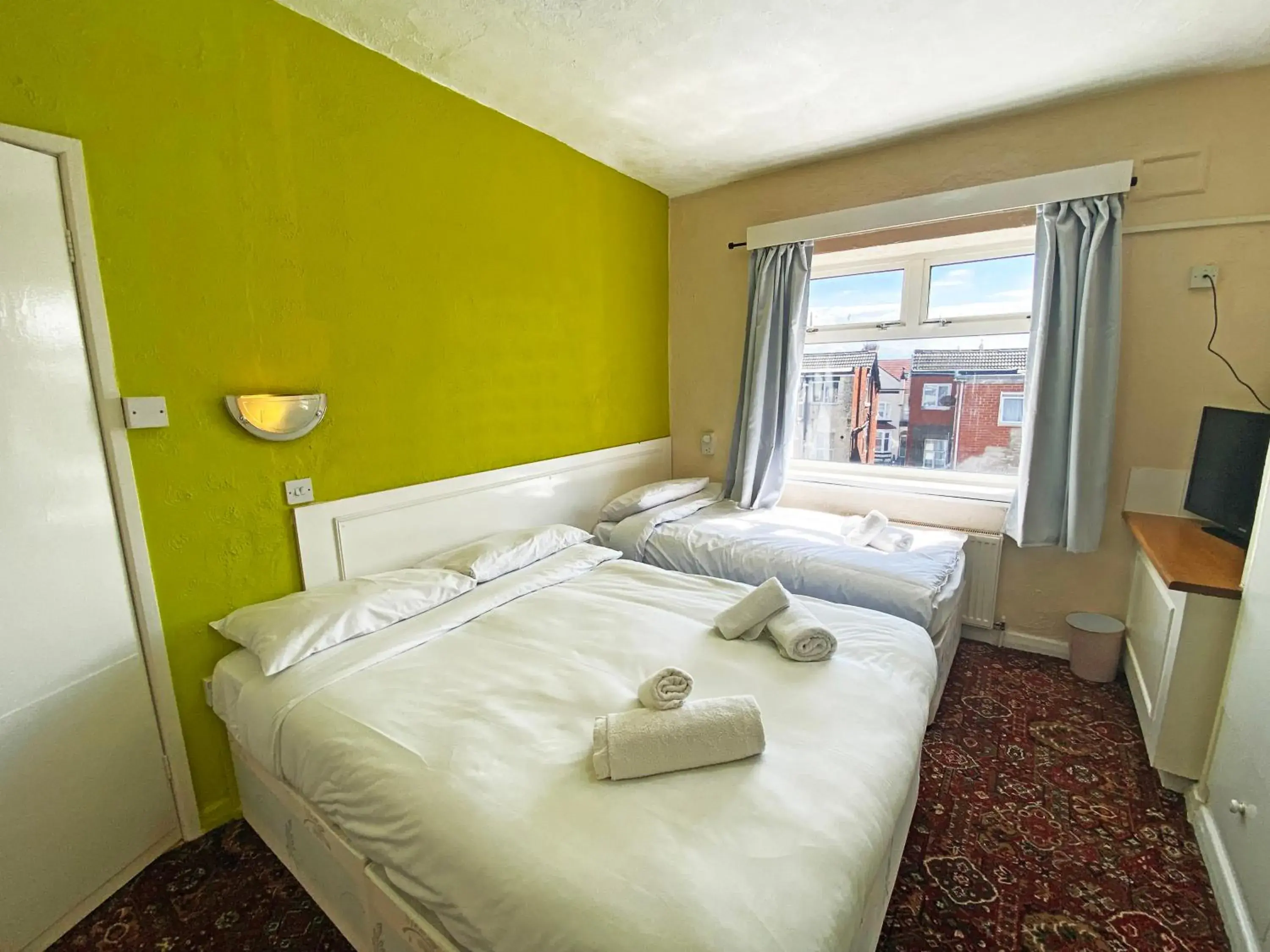 Triple Room with Private Bathroom in The J & S Hotel Triple Room with Private Bathroom in The J & S Hotel