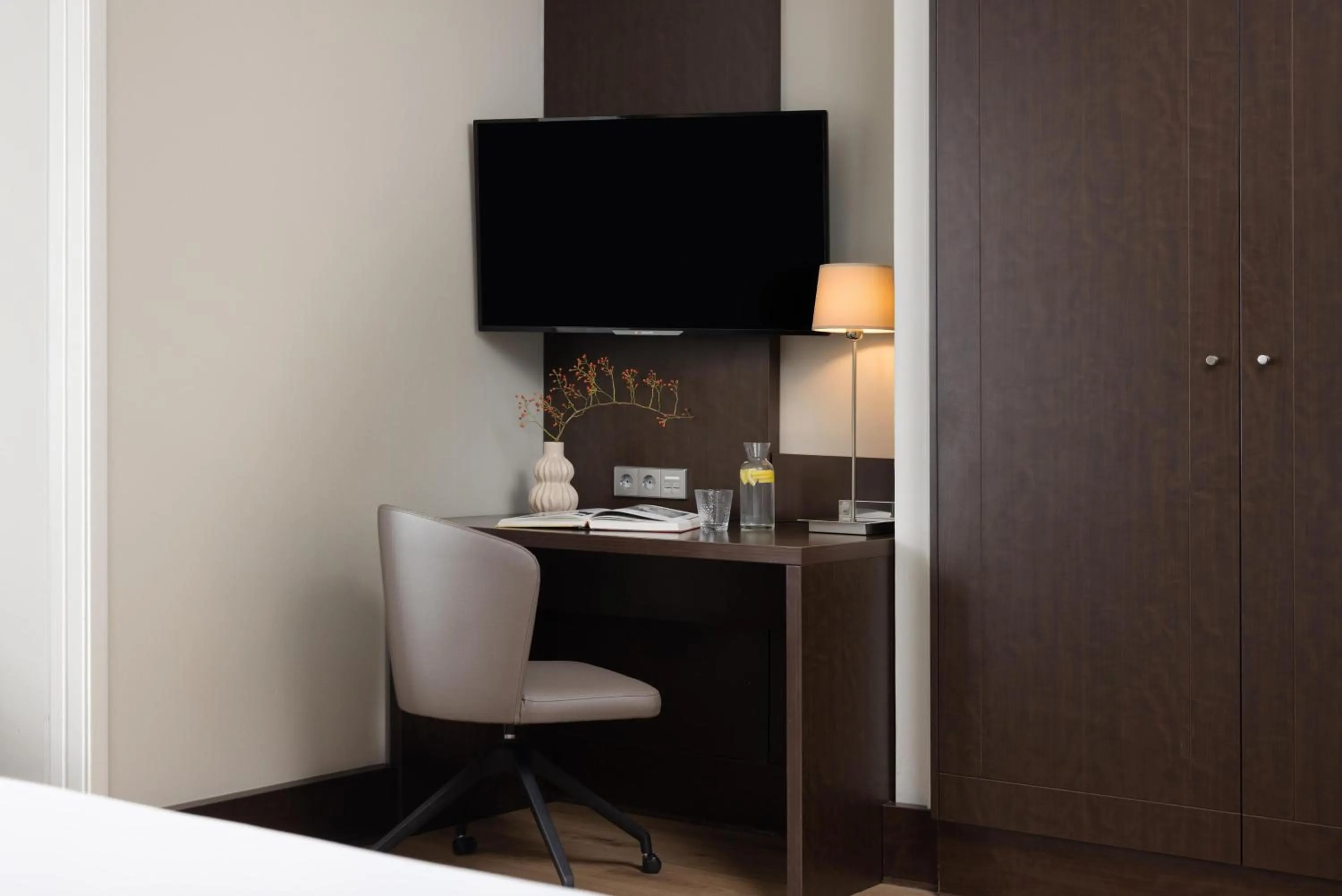 Bedroom, Bed in NH Atlanta Rotterdam Hotel