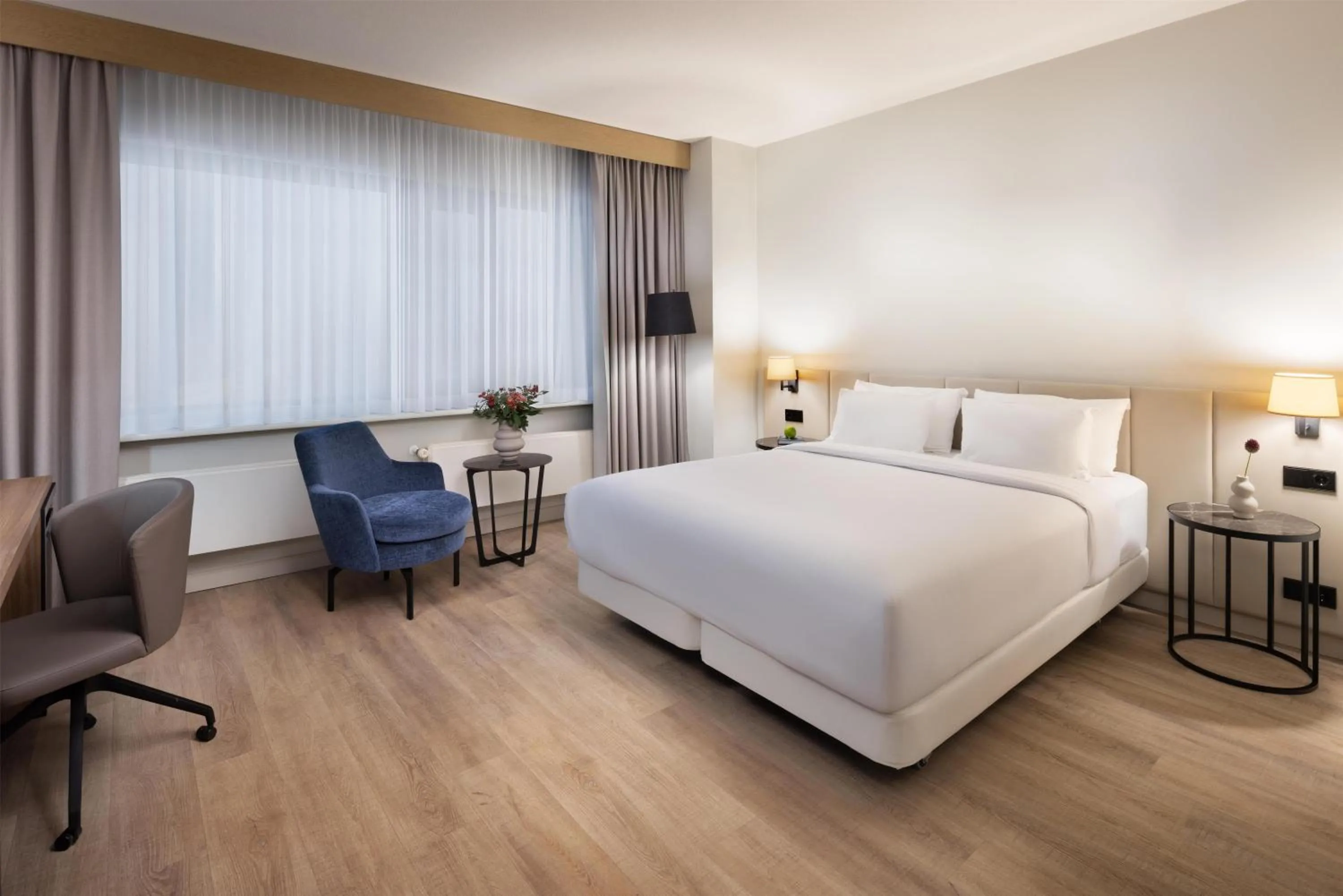 Bedroom, Bed in NH Atlanta Rotterdam Hotel