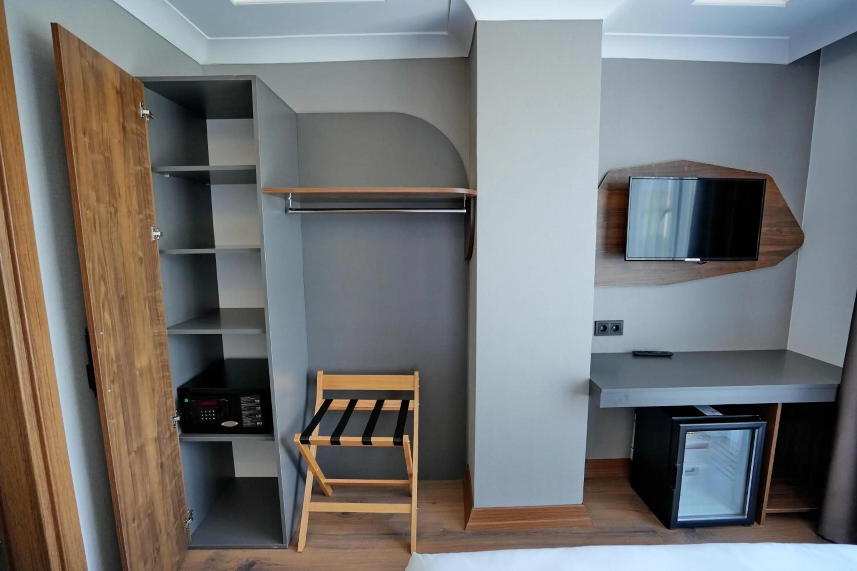 safe in Shelton Airport Hotel