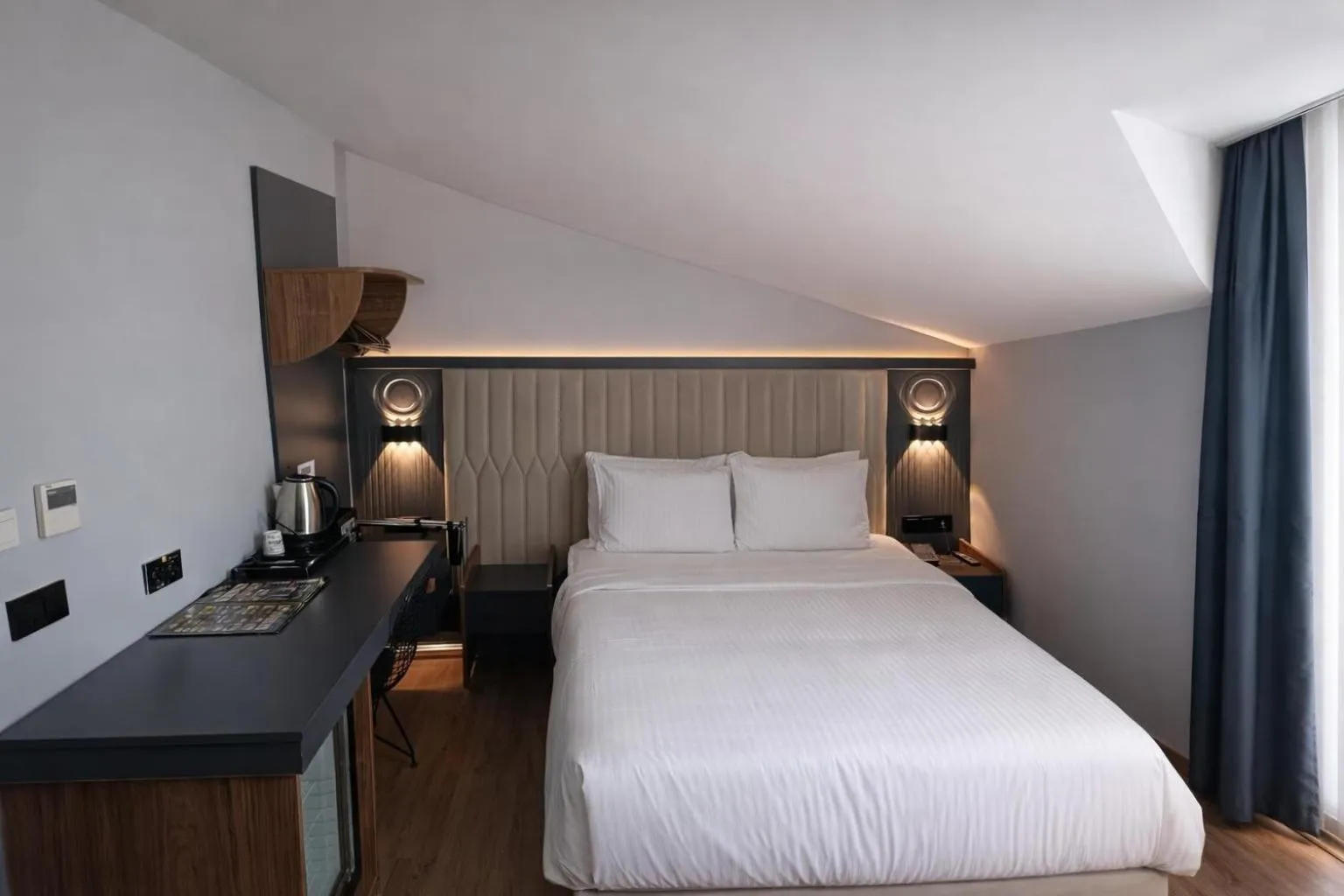 Bed in Shelton Airport Hotel