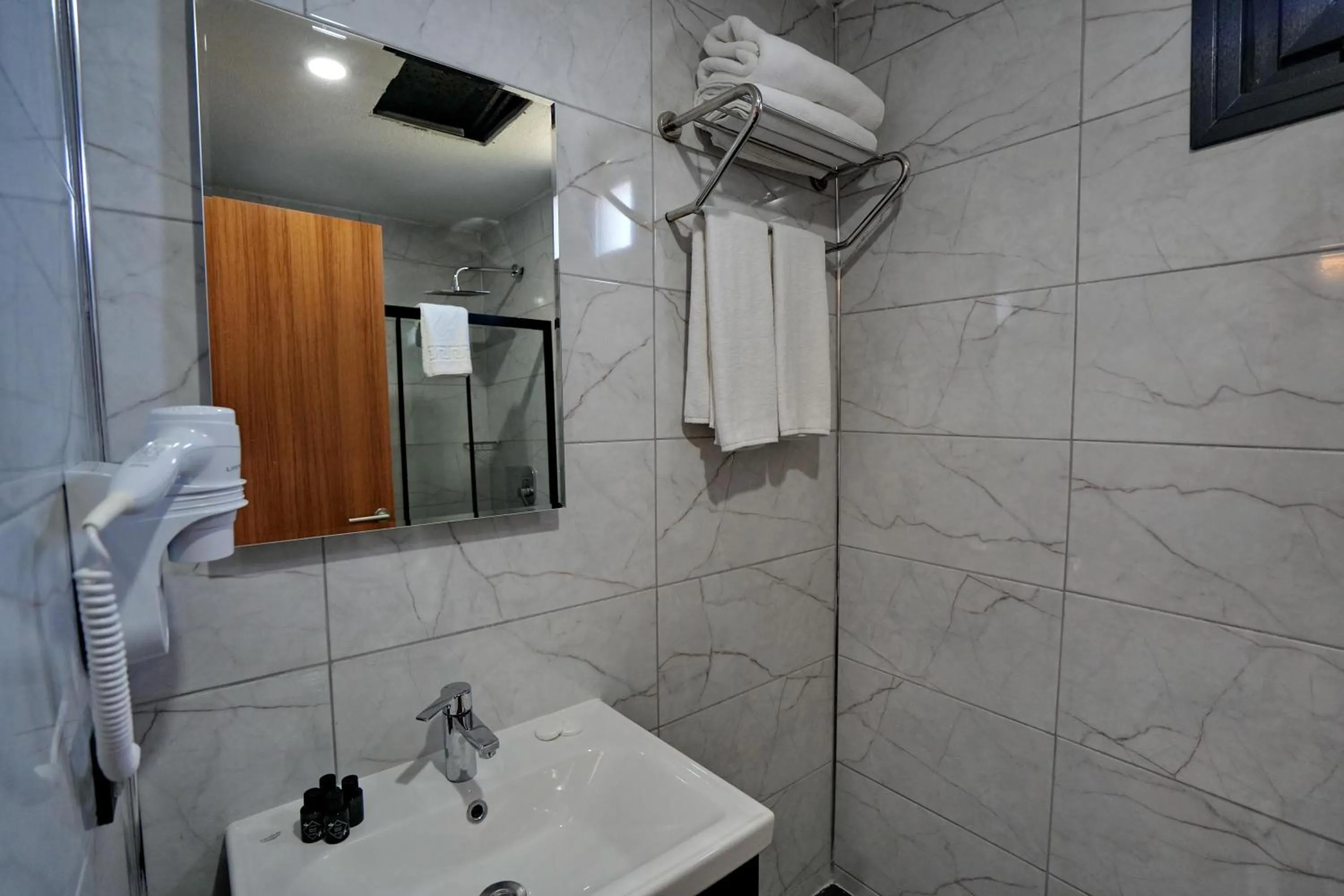 Bathroom in Shelton Airport Hotel