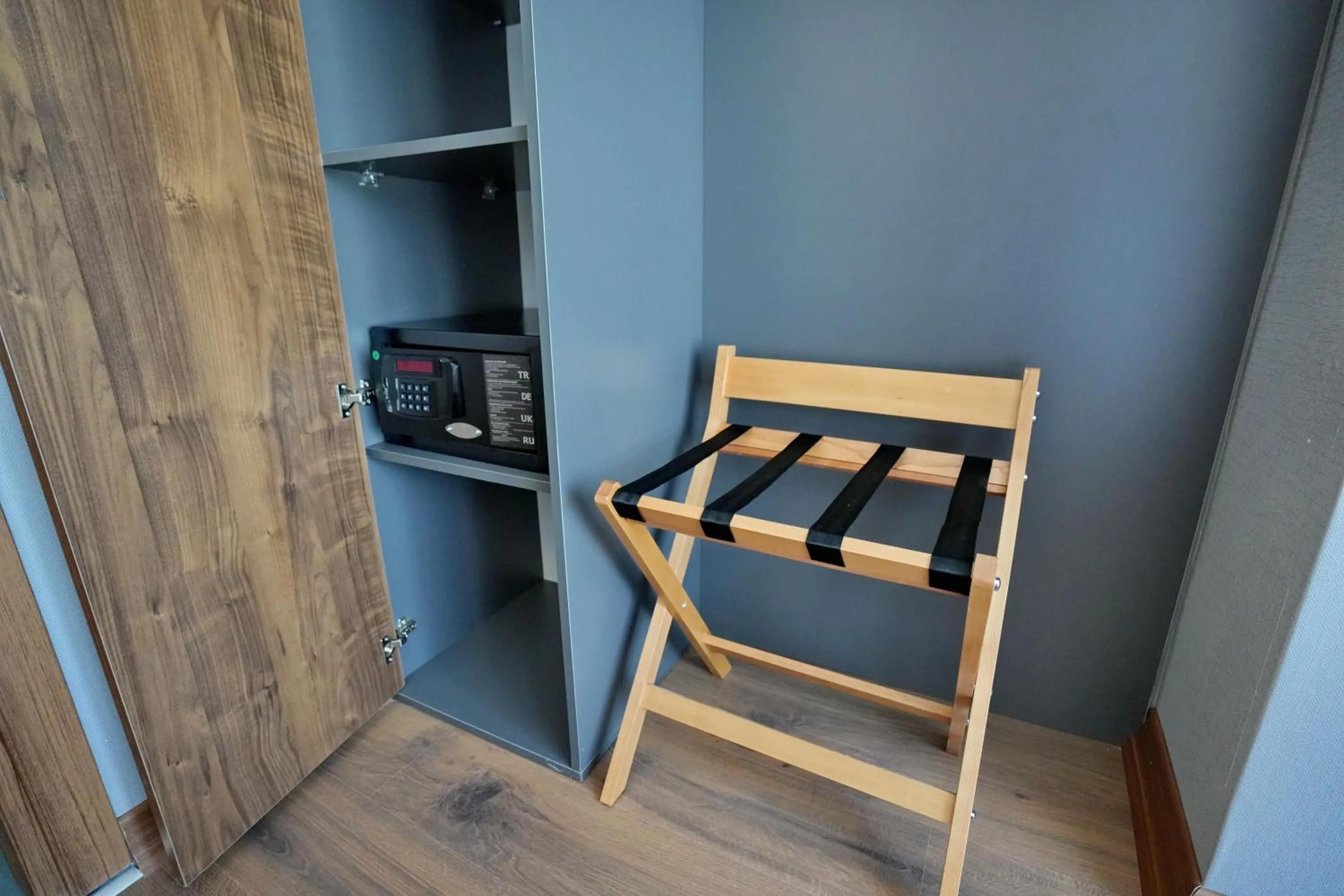 wardrobe in Shelton Airport Hotel