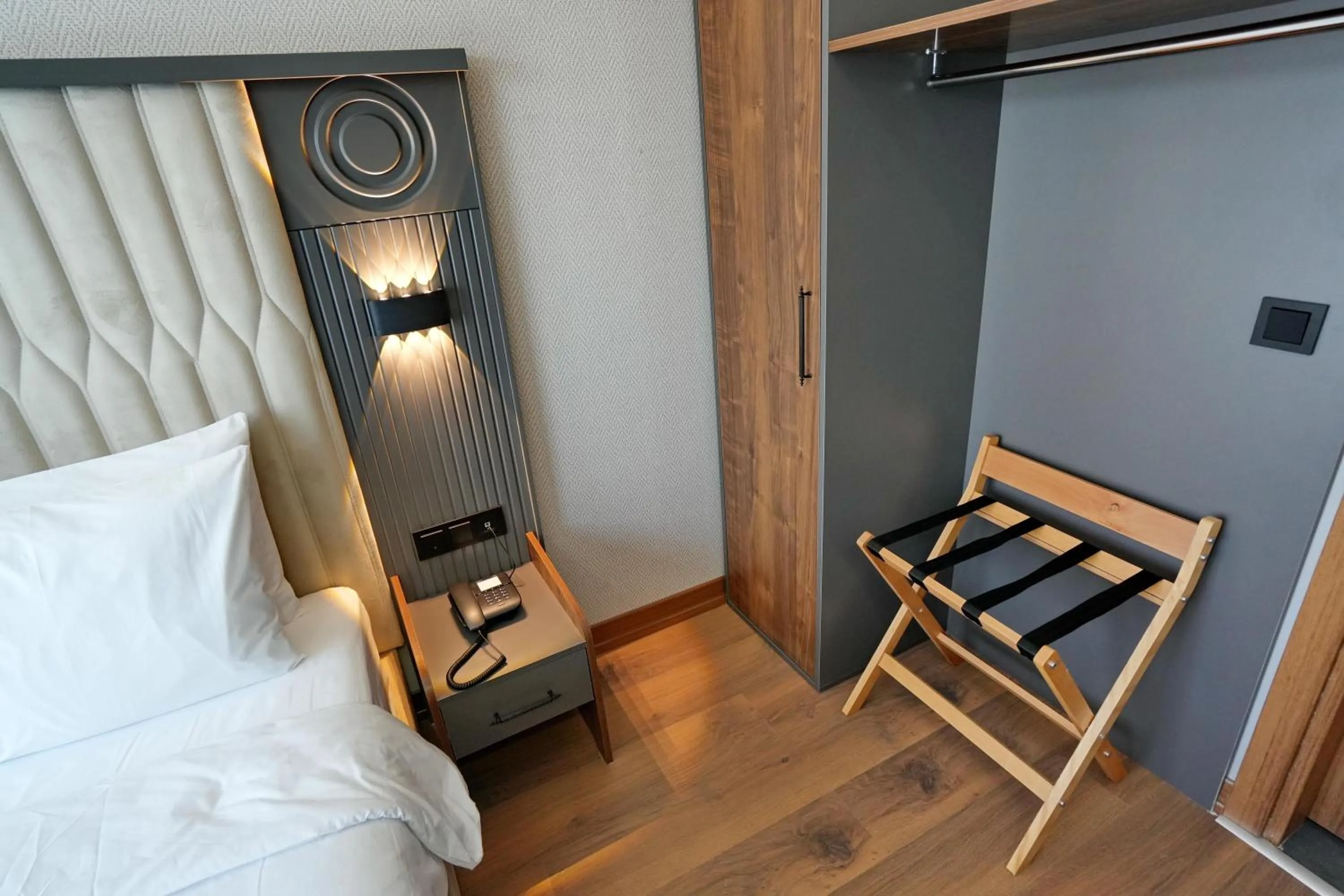 wardrobe, Bed in Shelton Airport Hotel