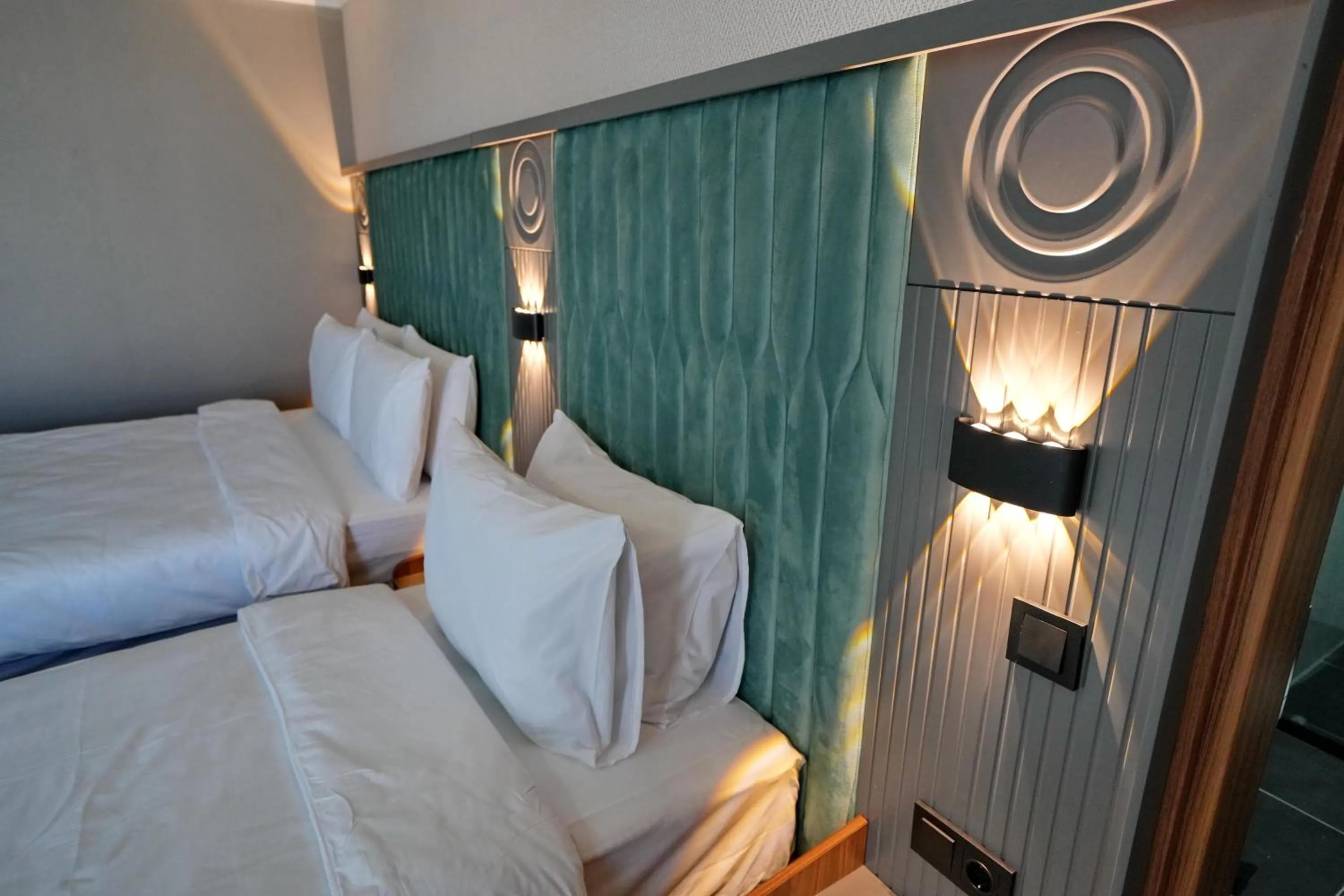 Photo of the whole room, Bed in Shelton Airport Hotel