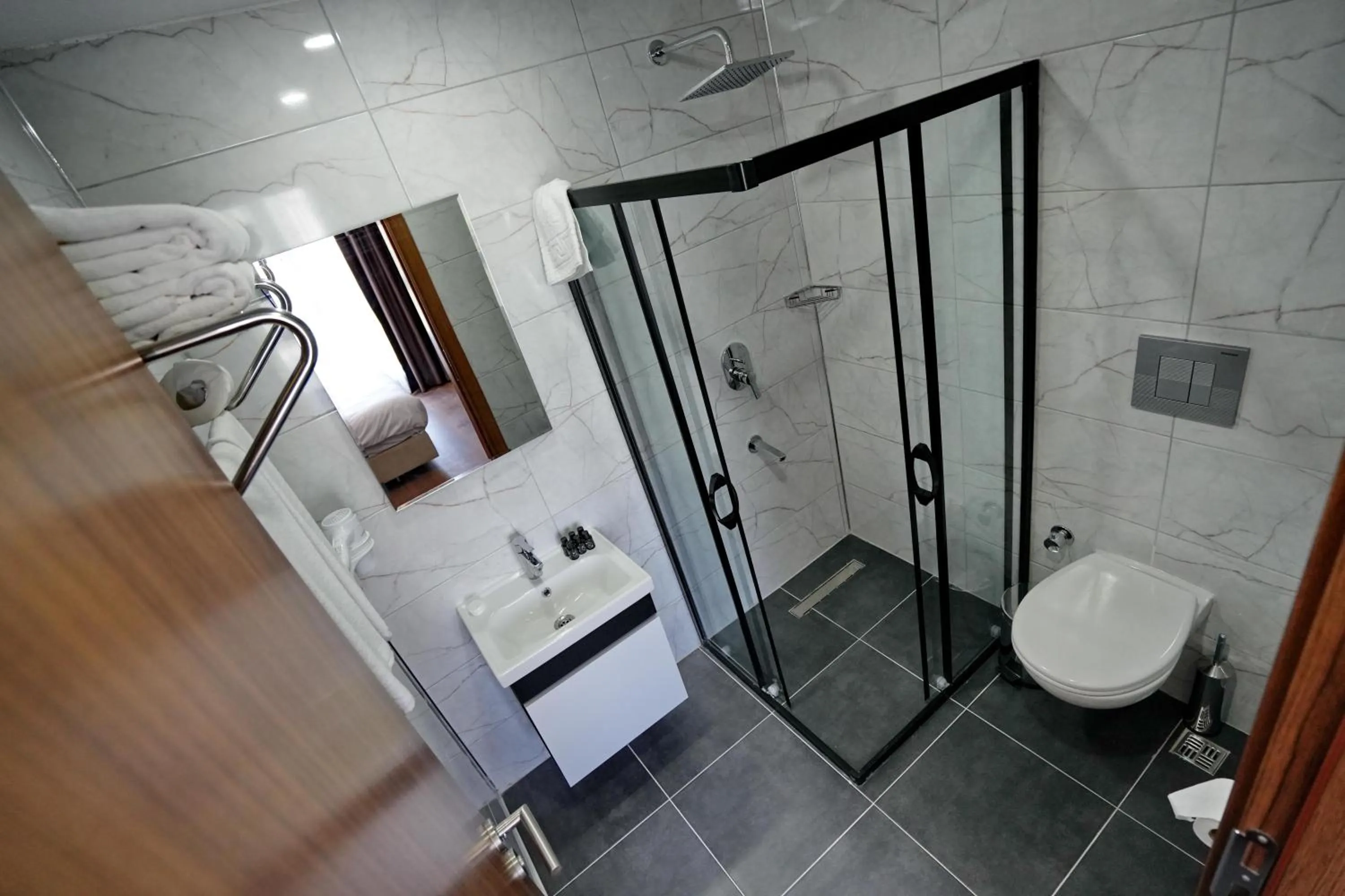 Bathroom in Shelton Airport Hotel