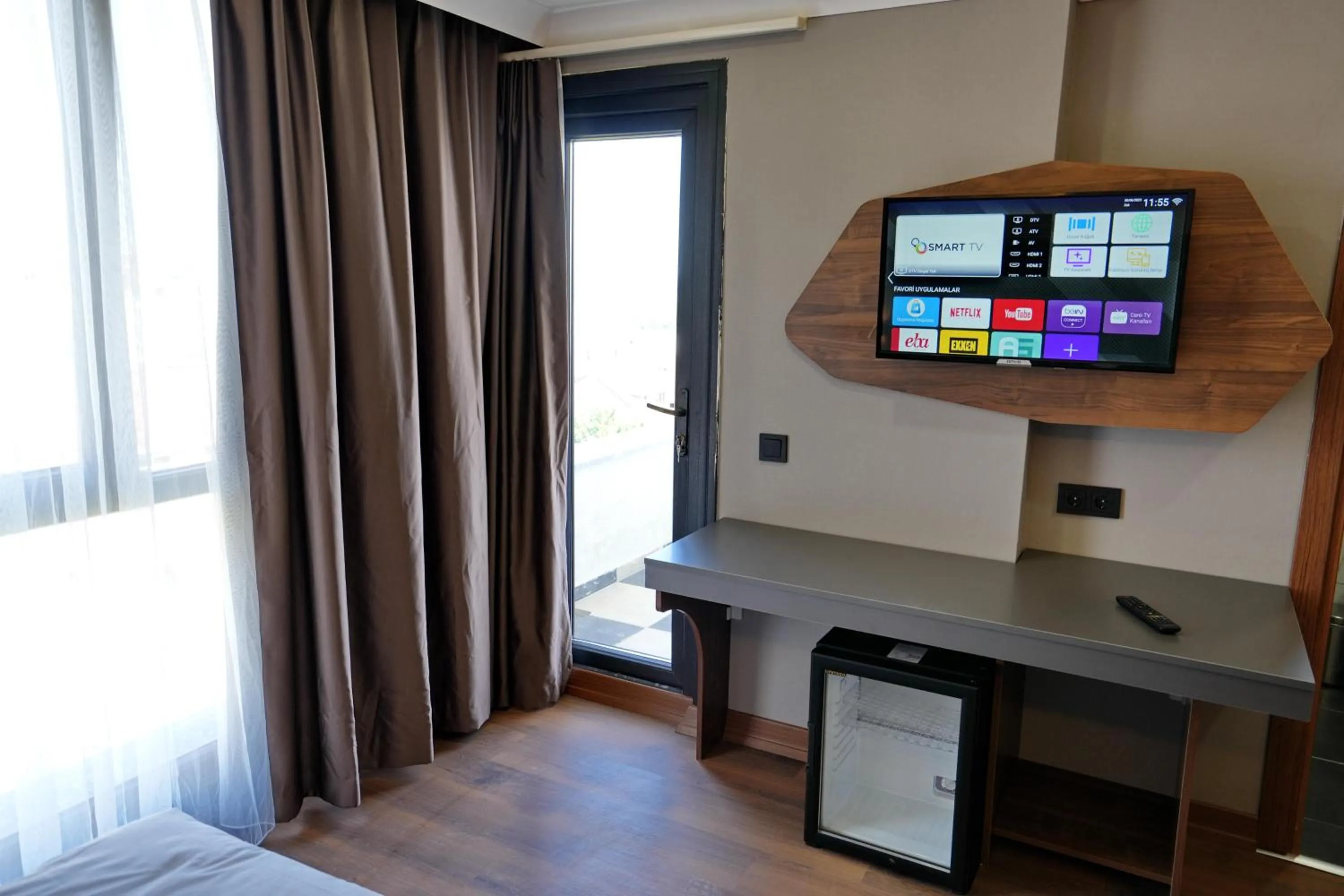 TV and multimedia in Shelton Airport Hotel