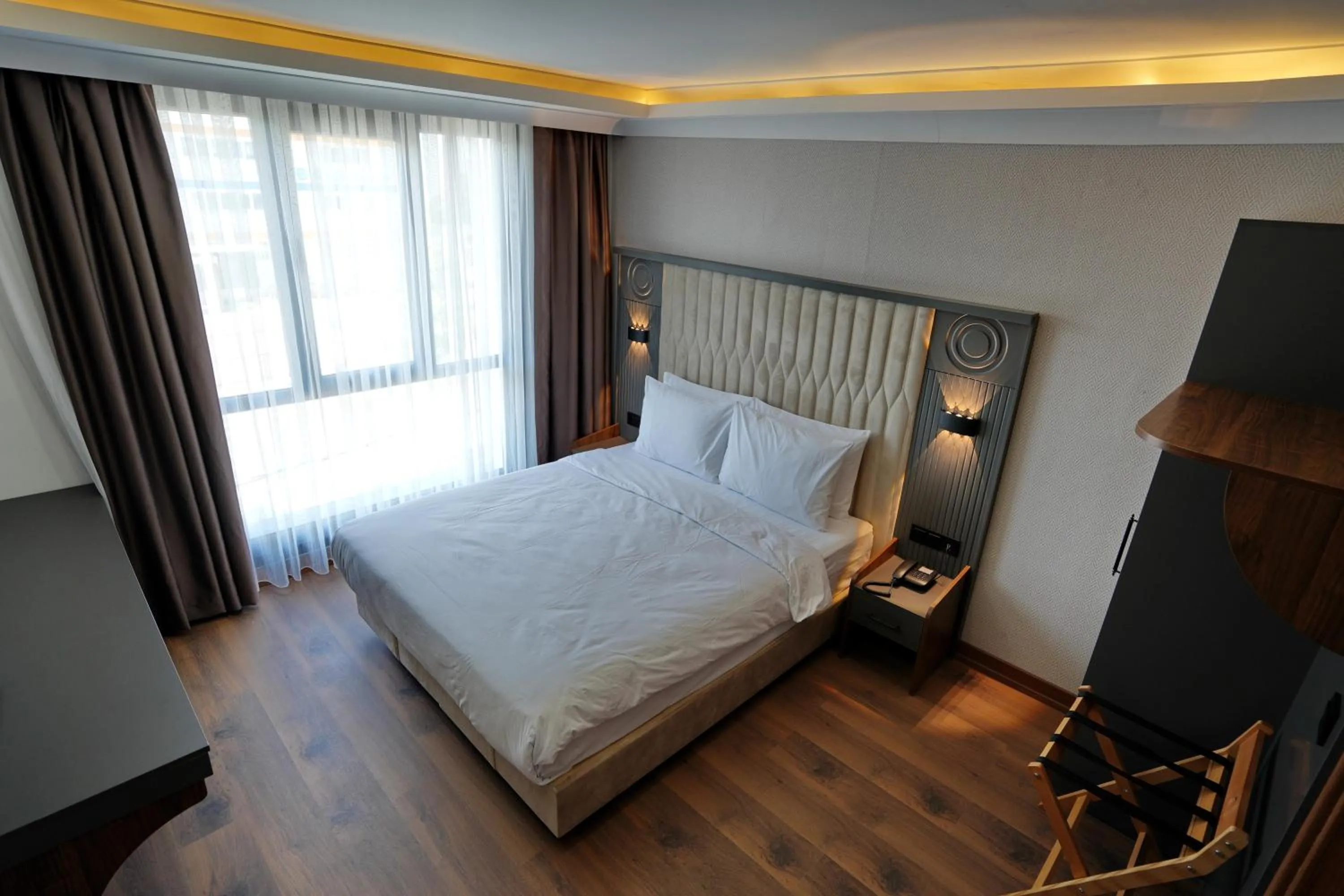 Bed in Shelton Airport Hotel