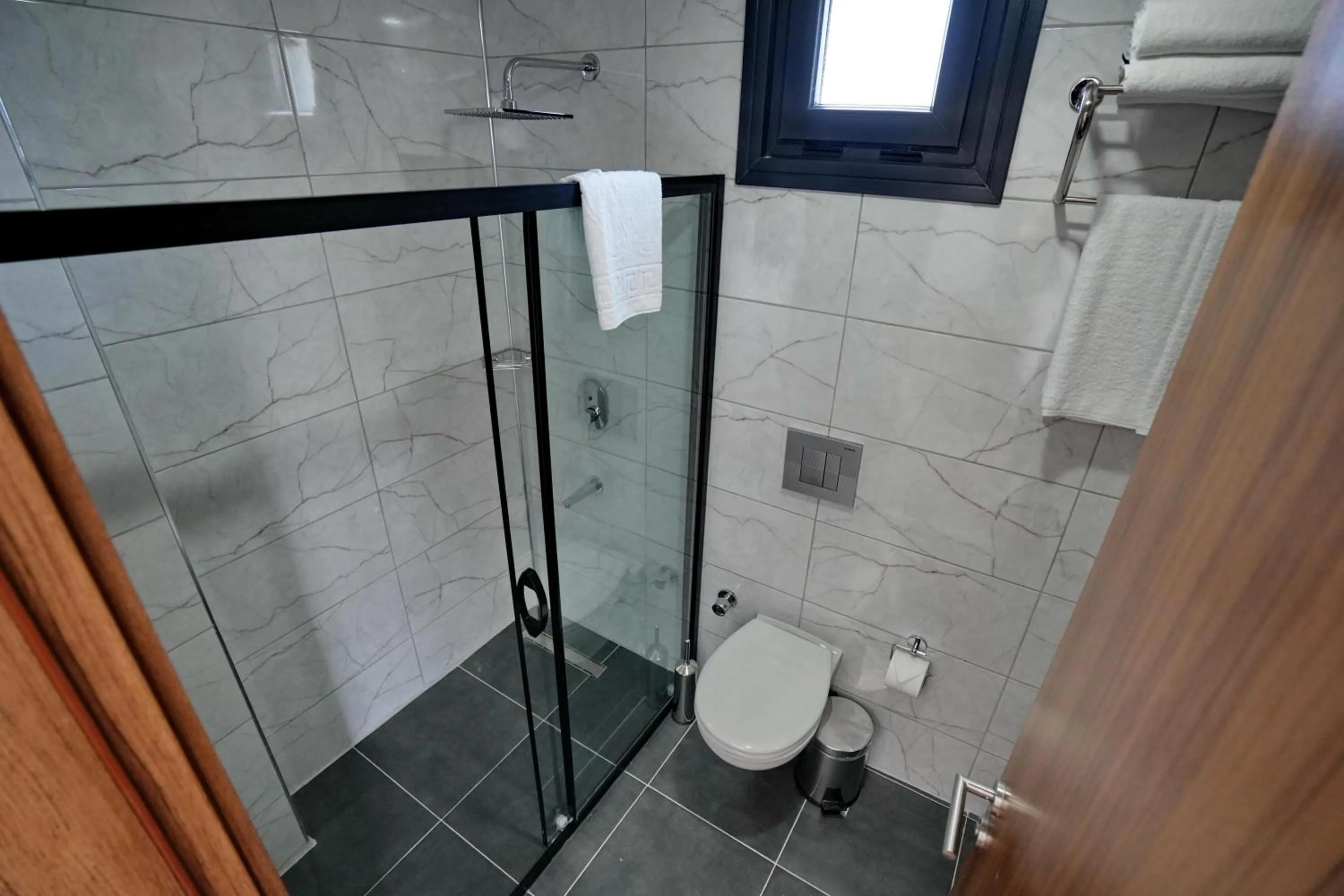 Bathroom in Shelton Airport Hotel