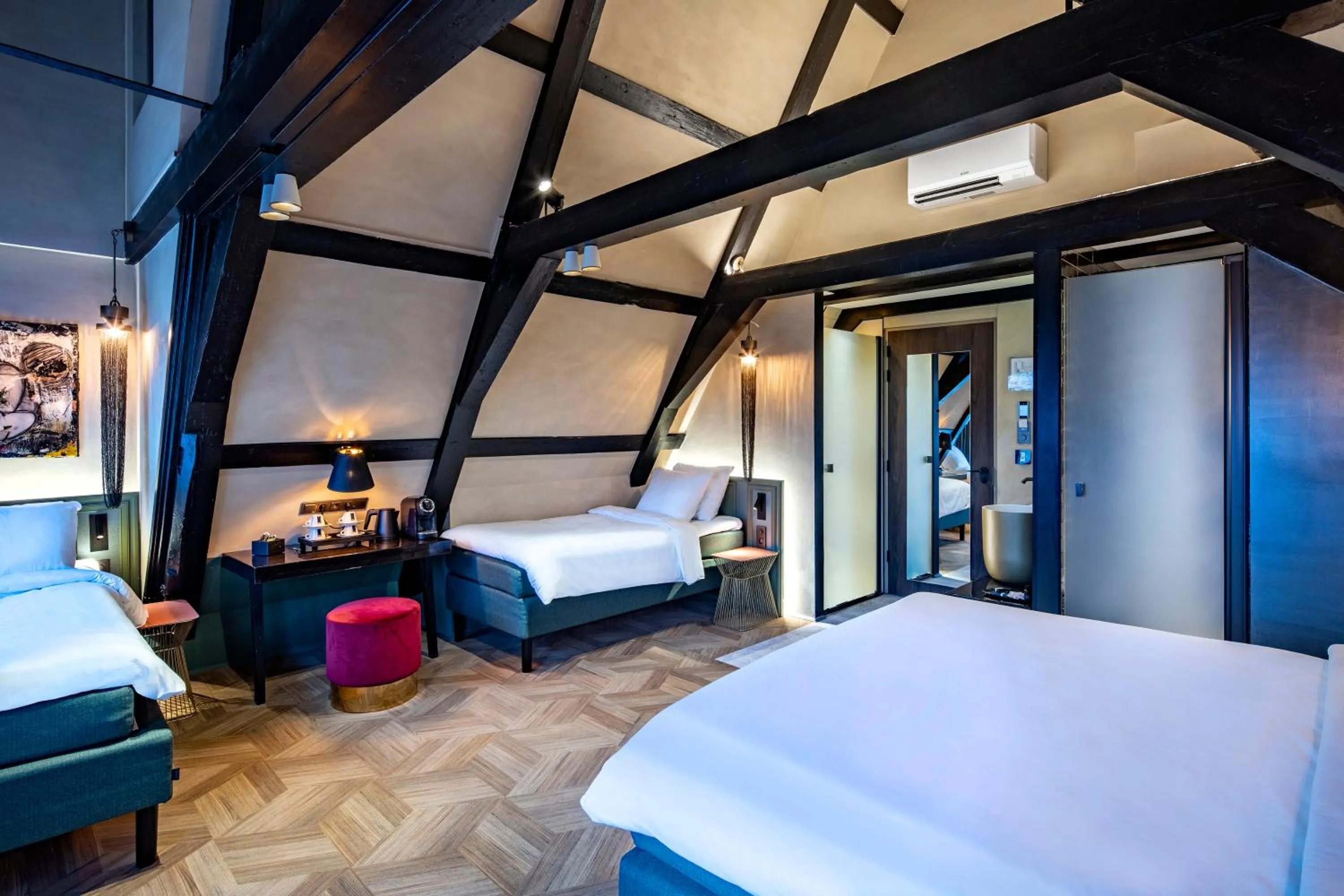 Photo of the whole room, Bed in Mister Highland Hotel