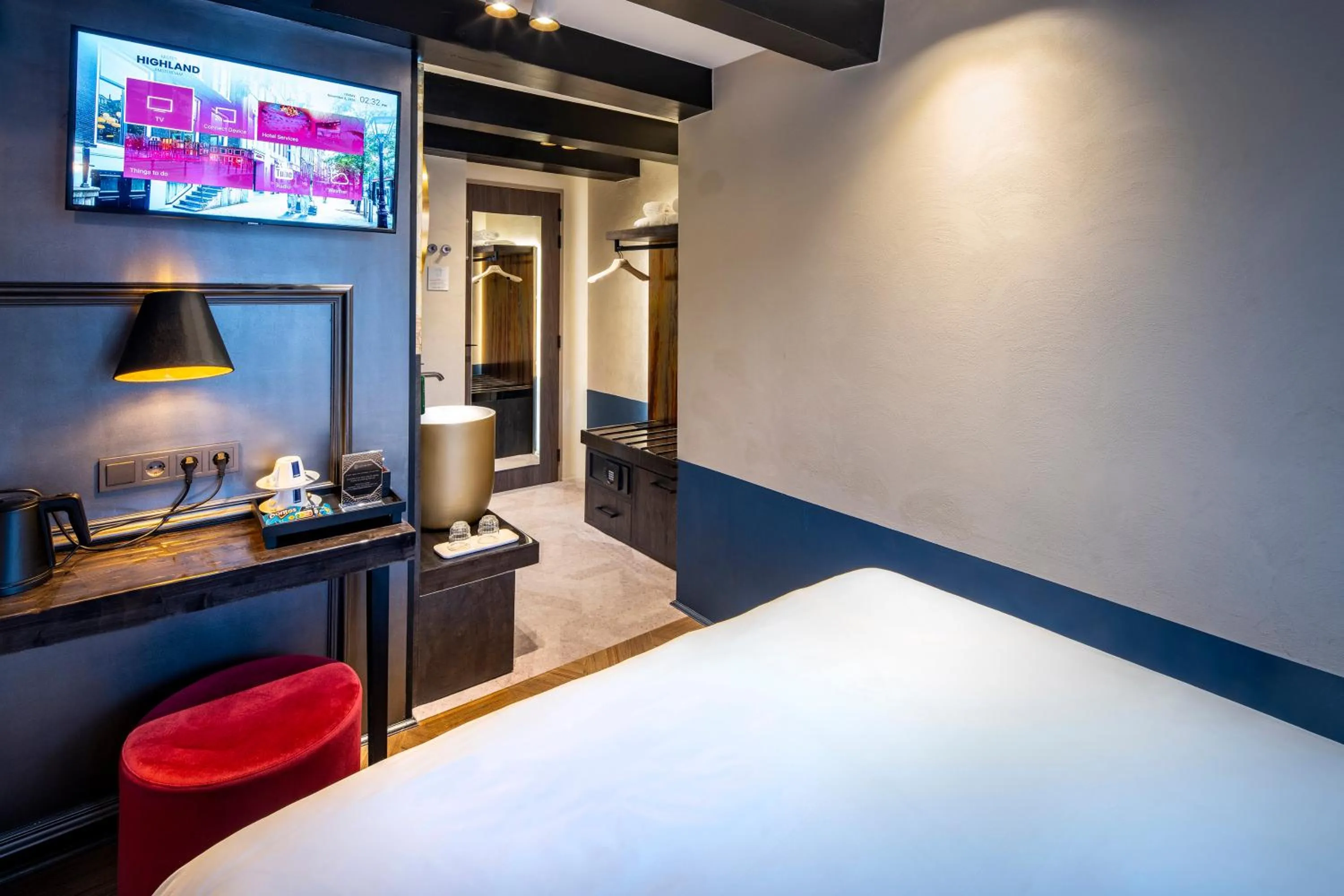 Photo of the whole room, Bed in Mister Highland Hotel