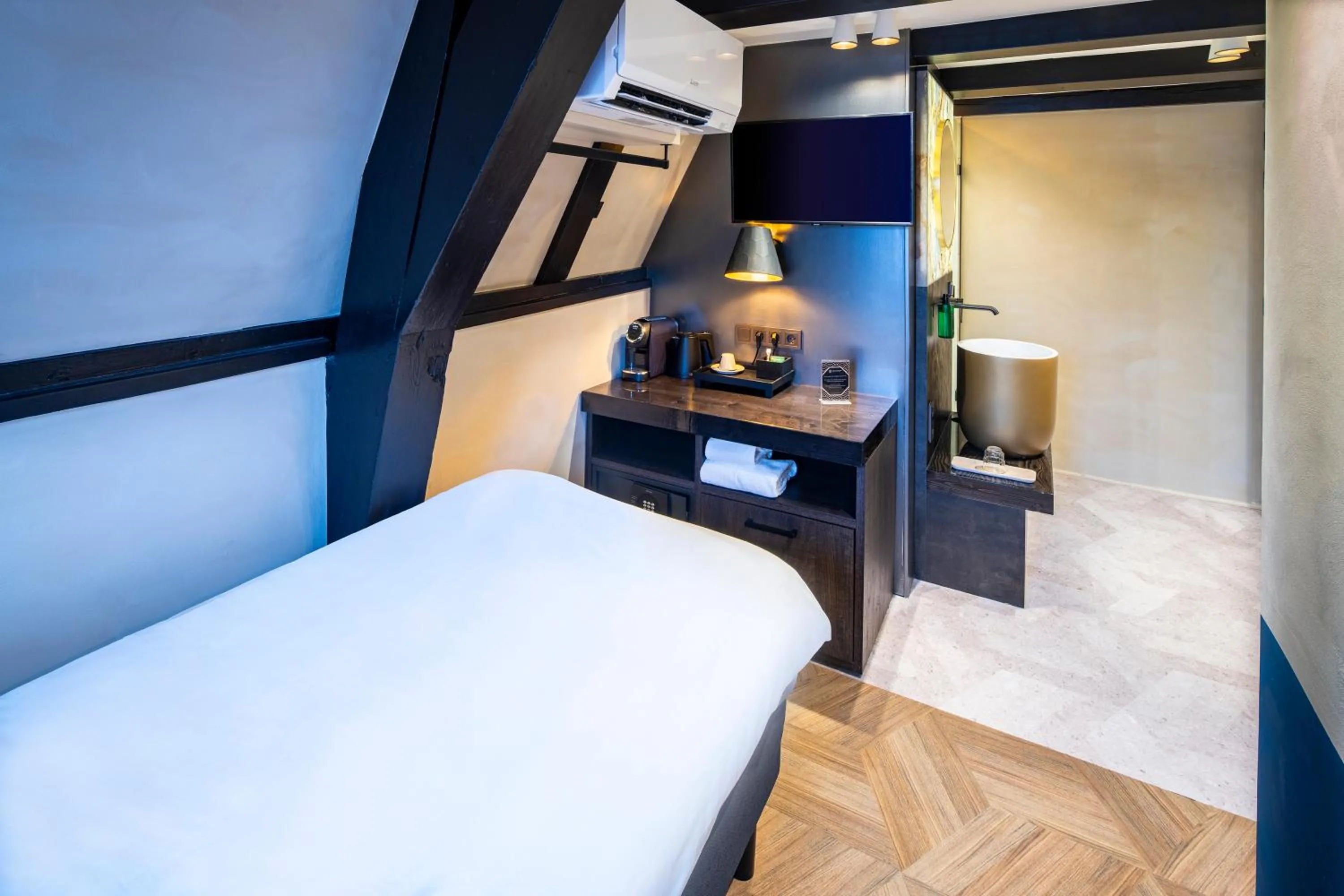 Photo of the whole room, Bed in Mister Highland Hotel