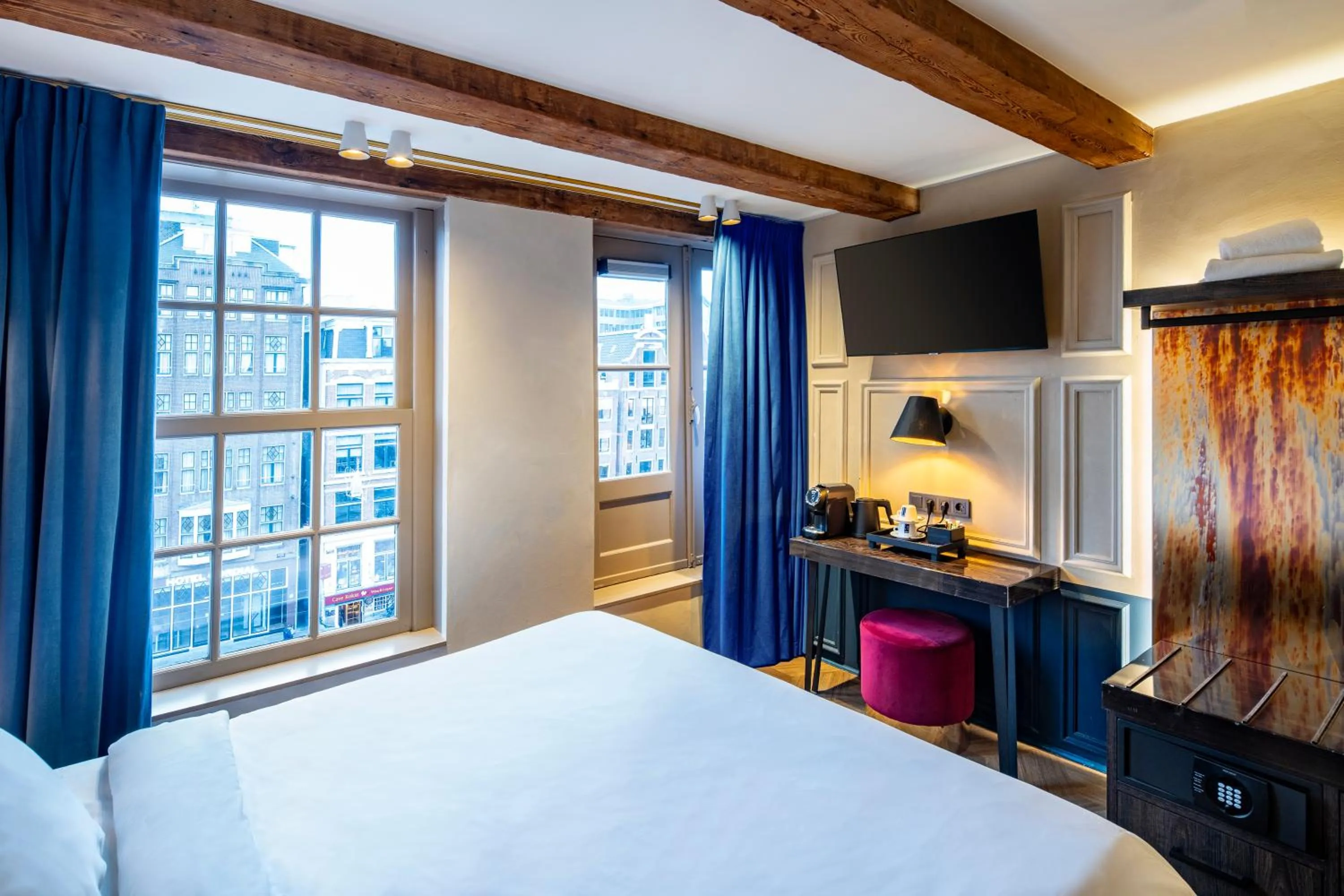 Photo of the whole room, Bed in Mister Highland Hotel