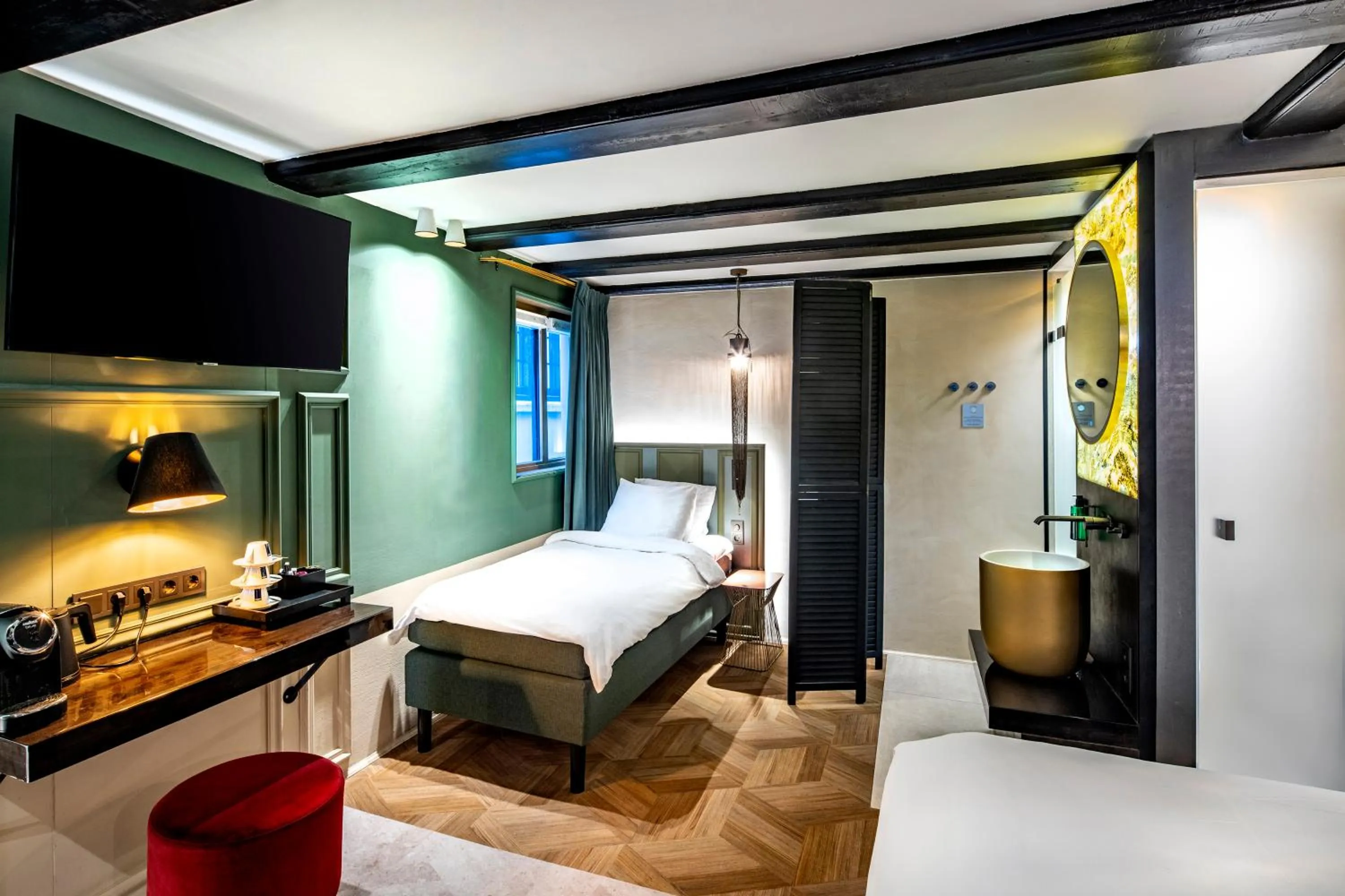 Photo of the whole room, Bed in Mister Highland Hotel