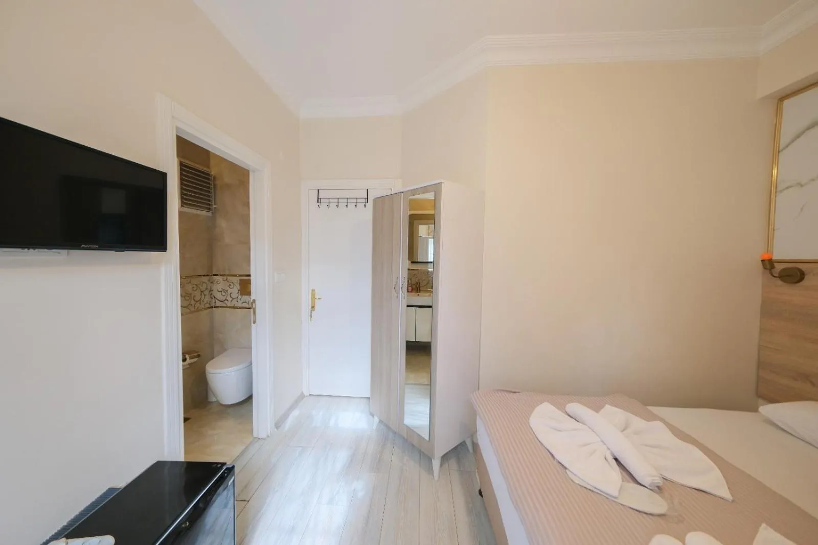 Photo of the whole room, Bed in Halil Bey Konağı