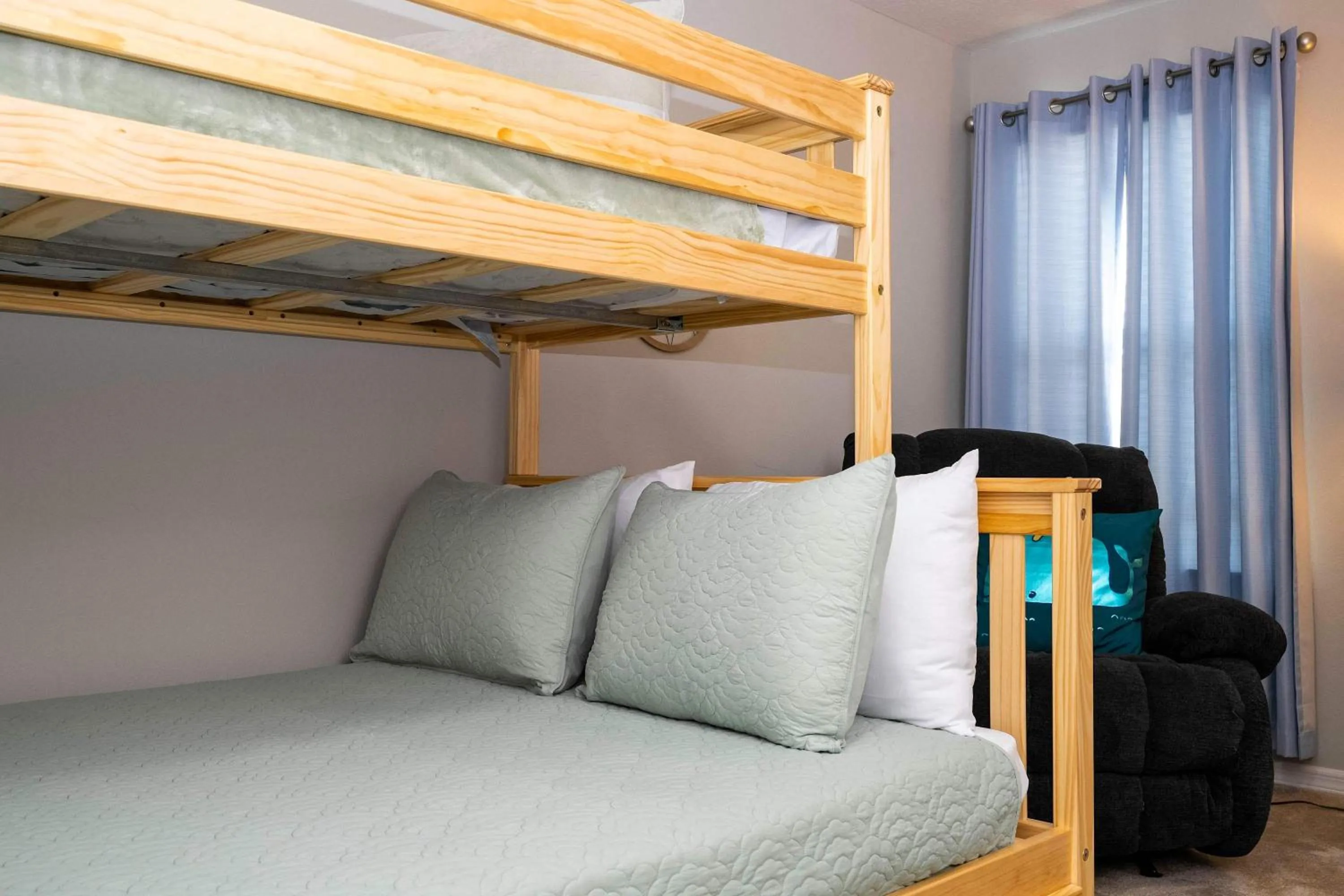 Bed in Stunning 3Bd Close to Disney at Fiesta Key 4764