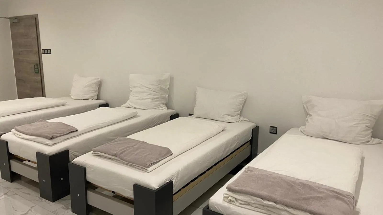 Bed in Hotel Business Bay das ehemalige Staycation Hotel