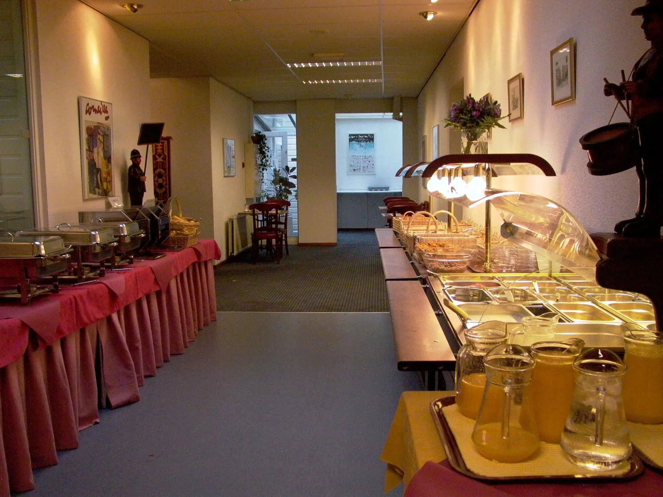 Restaurant/places to eat in Rho Hotel