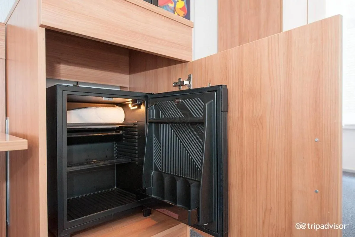 oven, Bed in Rho Hotel