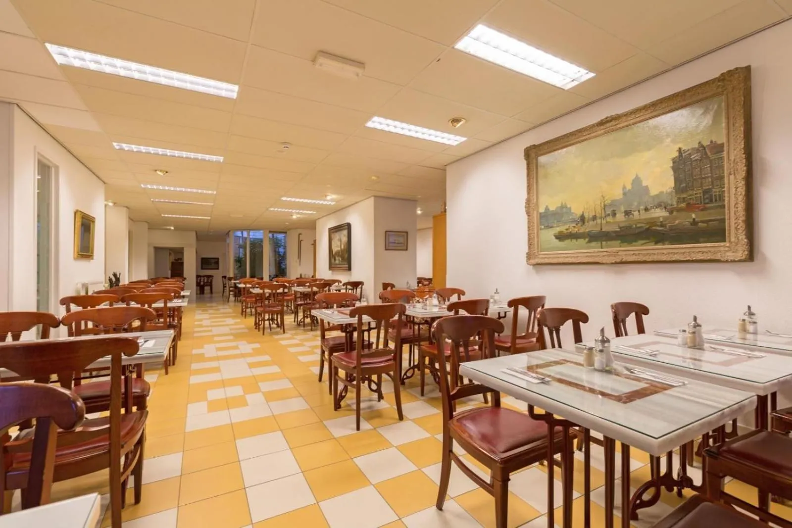 Restaurant/places to eat in Rho Hotel