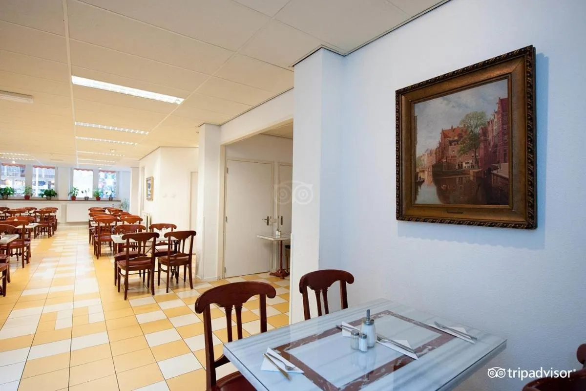 Restaurant/places to eat in Rho Hotel