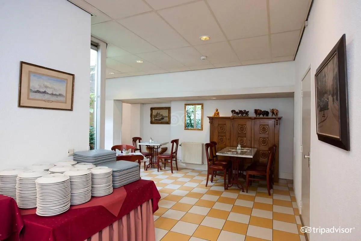 Restaurant/places to eat in Rho Hotel