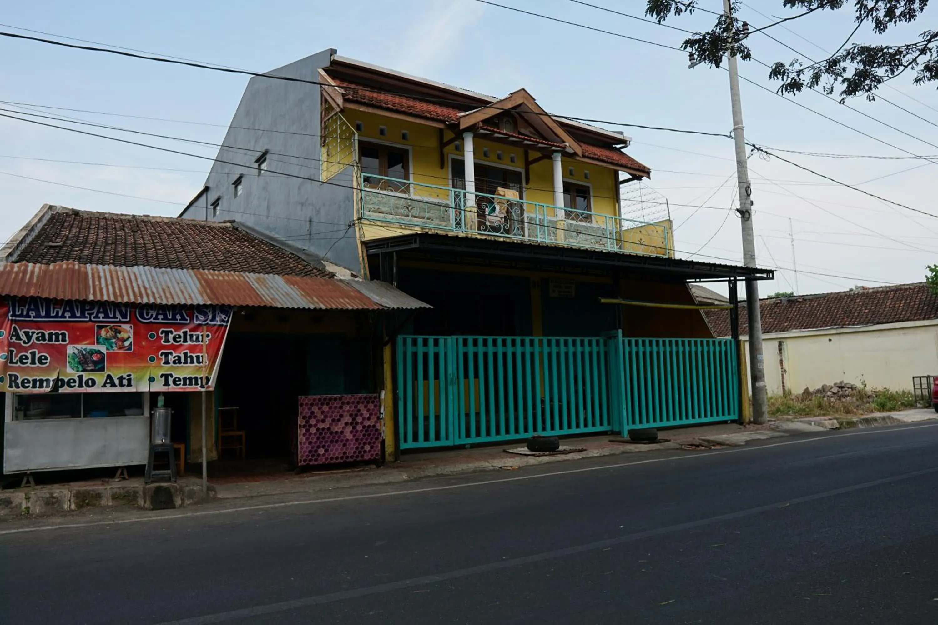 Facade/entrance in Hotel O Yoko Kost Syariah
