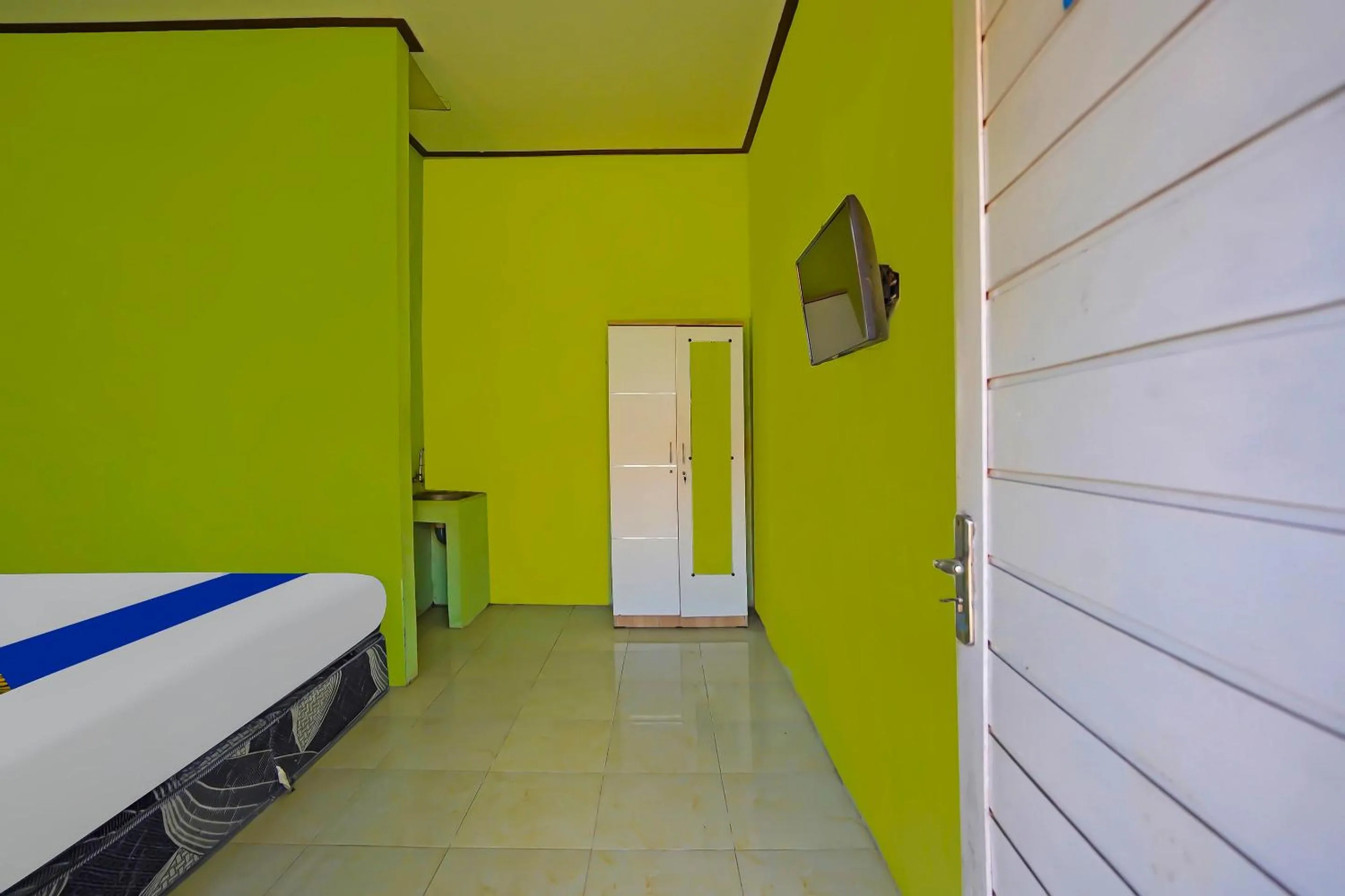 Bedroom, Bed in Hotel O Guesthouse Prima SyariahNearGPdI Anugerah