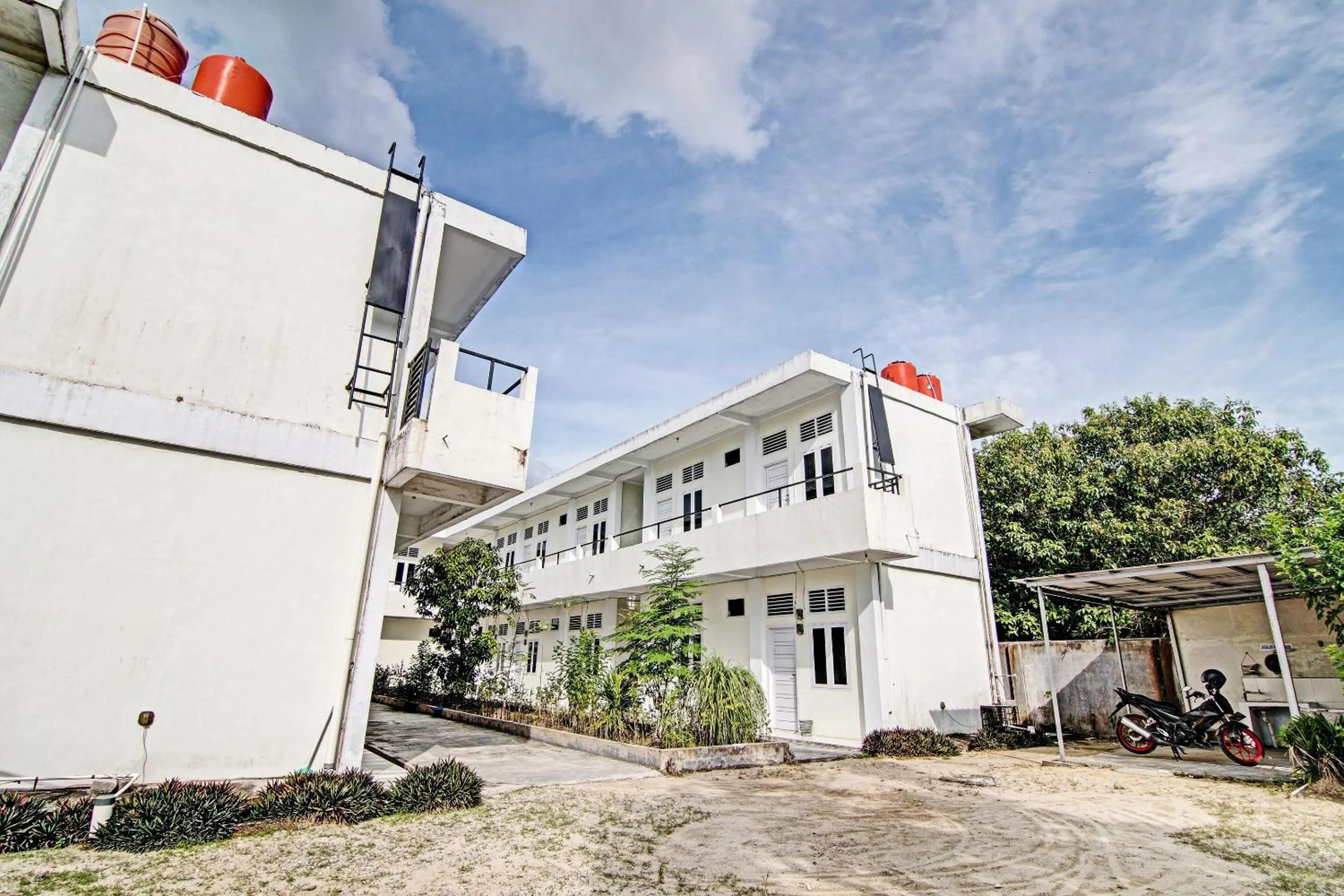 Facade/entrance in Hotel O Anugrah Jaya Syariah Near Sekolah Dasar Negeri 018 Desa Kubang Jaya