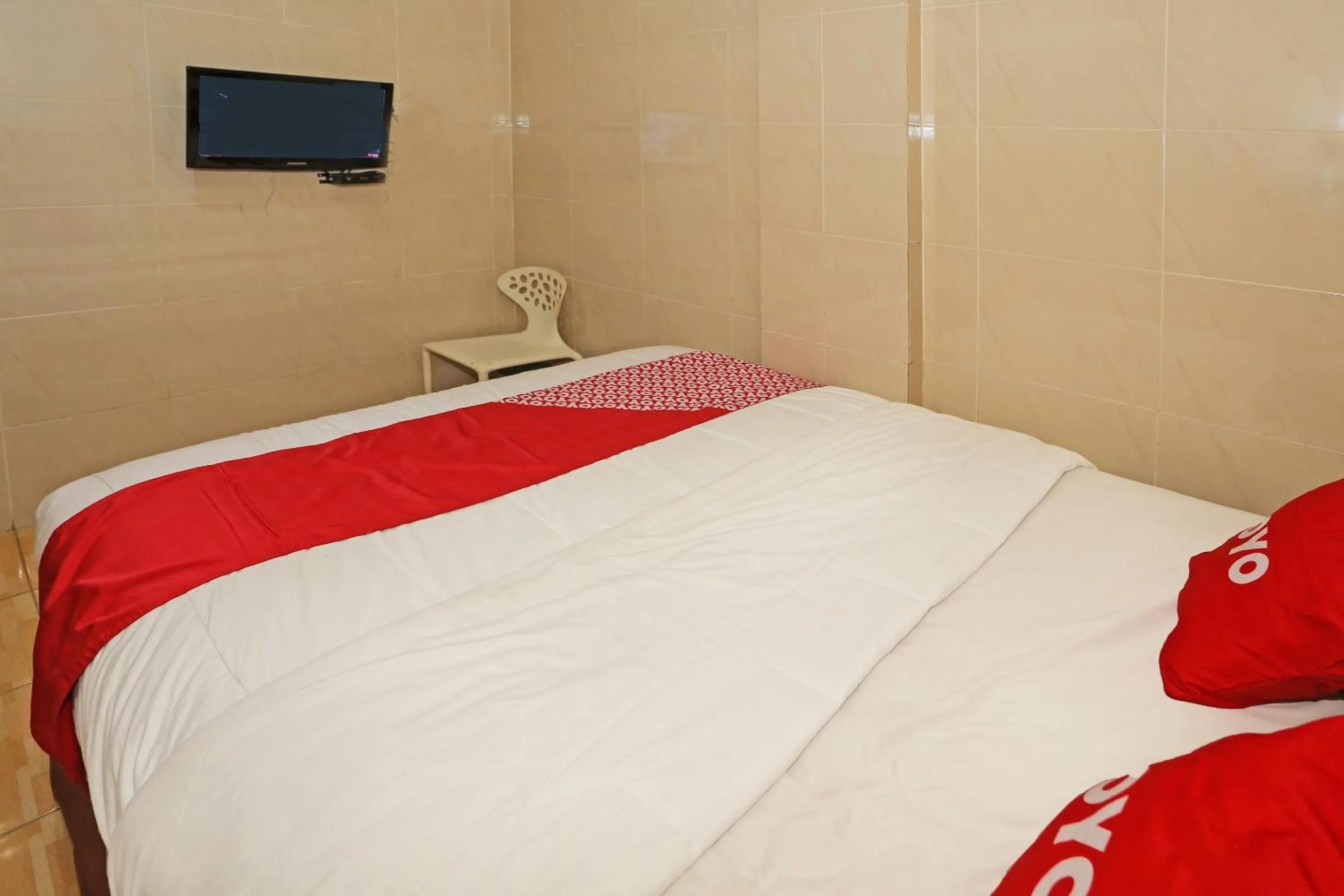 Bedroom, Bed in Hotel O Ciputat