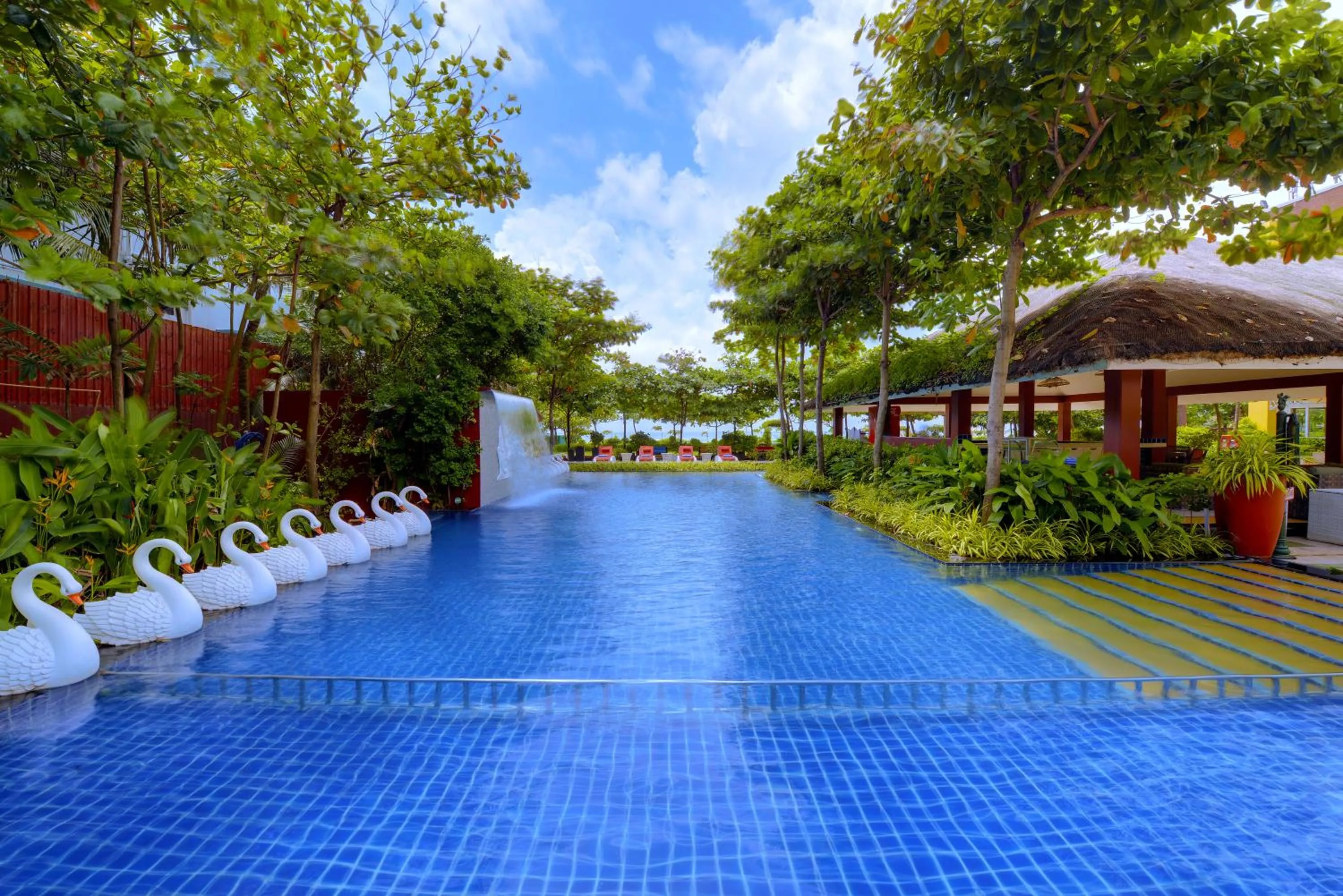 Pool view in Mayfair Waves