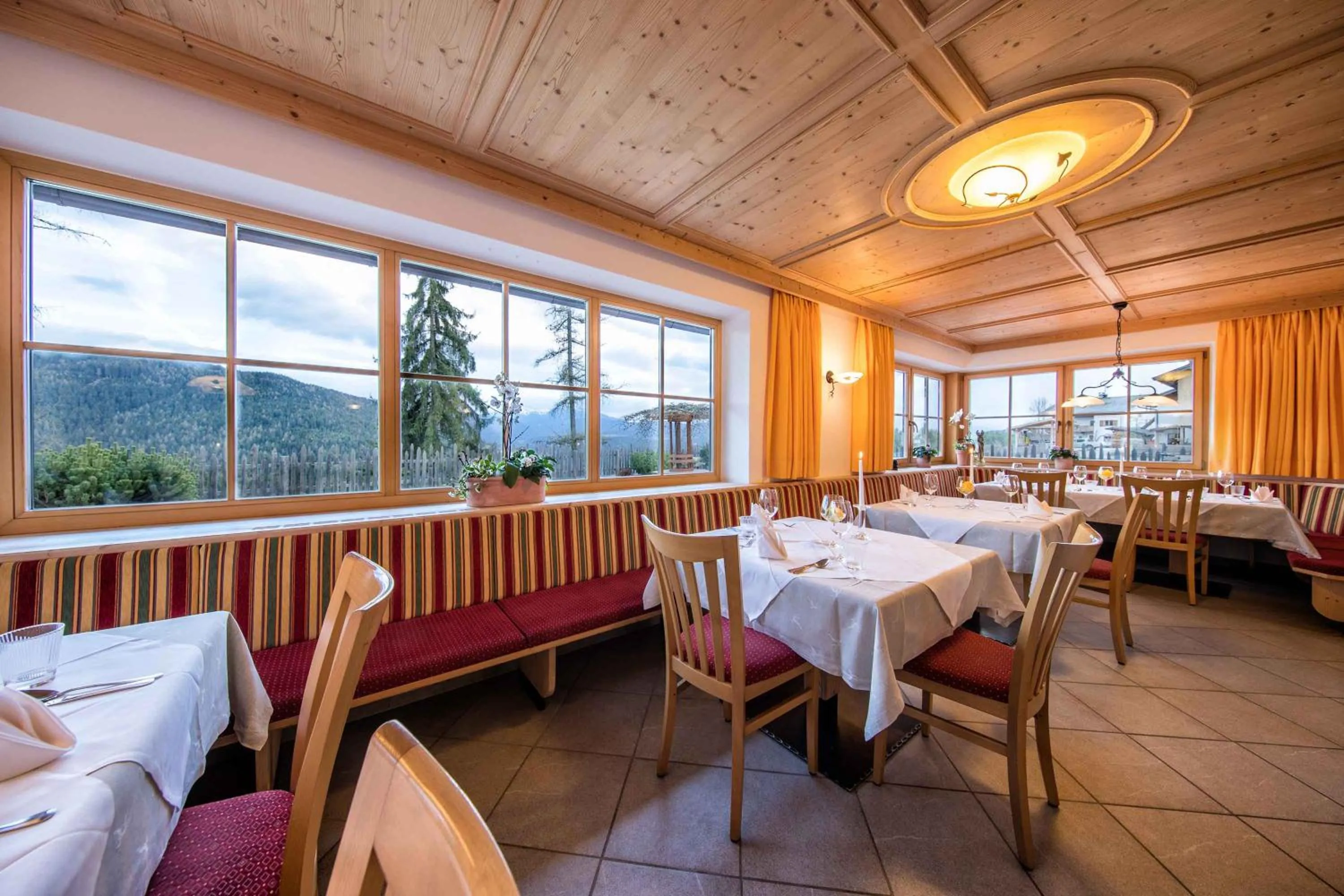 Restaurant/places to eat in Hotel Landgasthof Lärchenwald