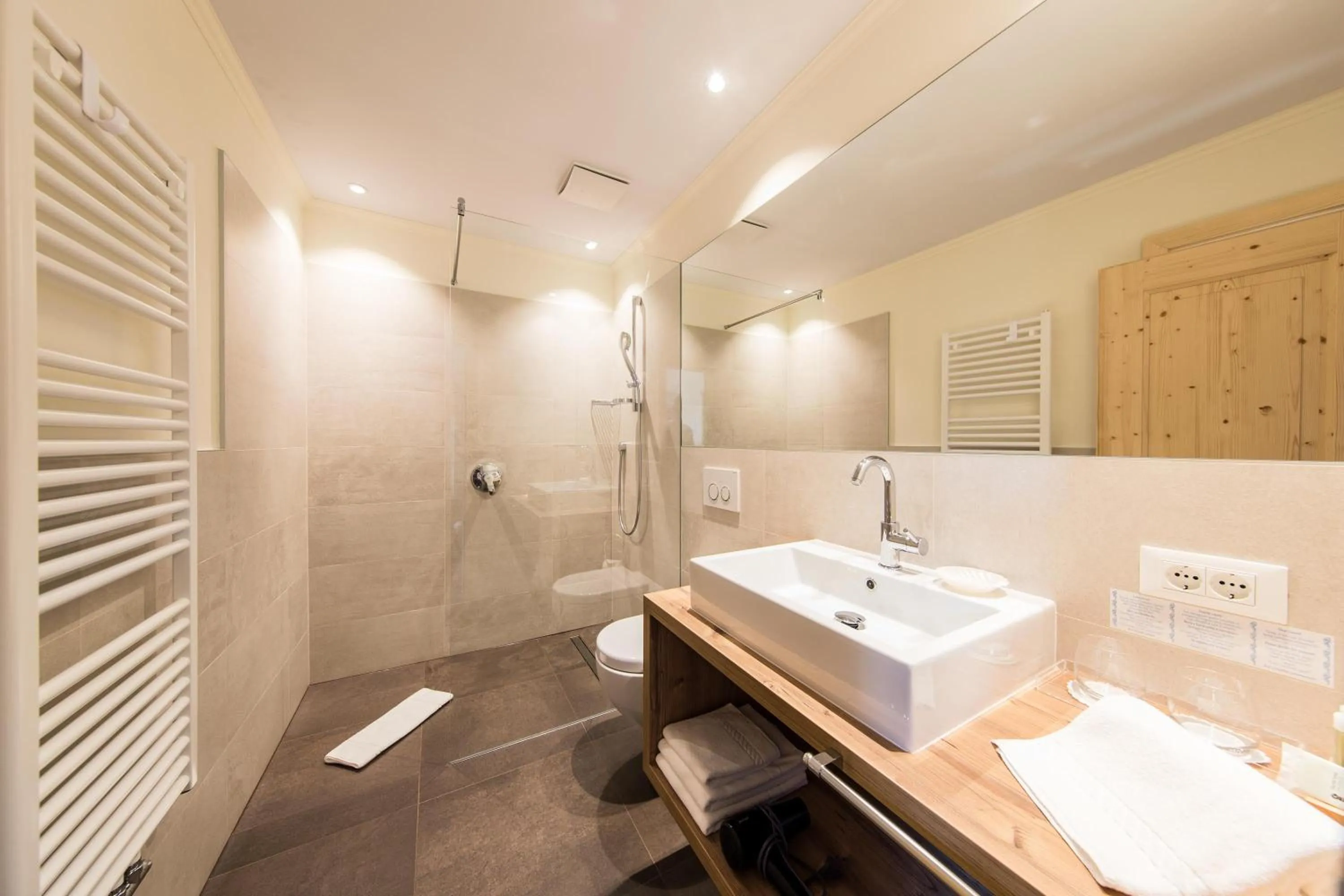 Photo of the whole room in Hotel Landgasthof Lärchenwald