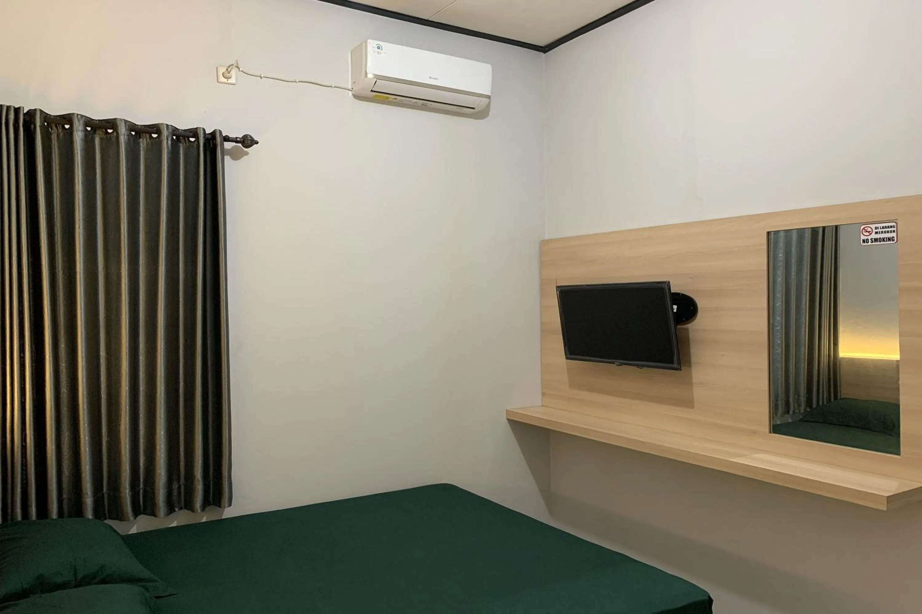 TV and multimedia in Hotel Merak Indah