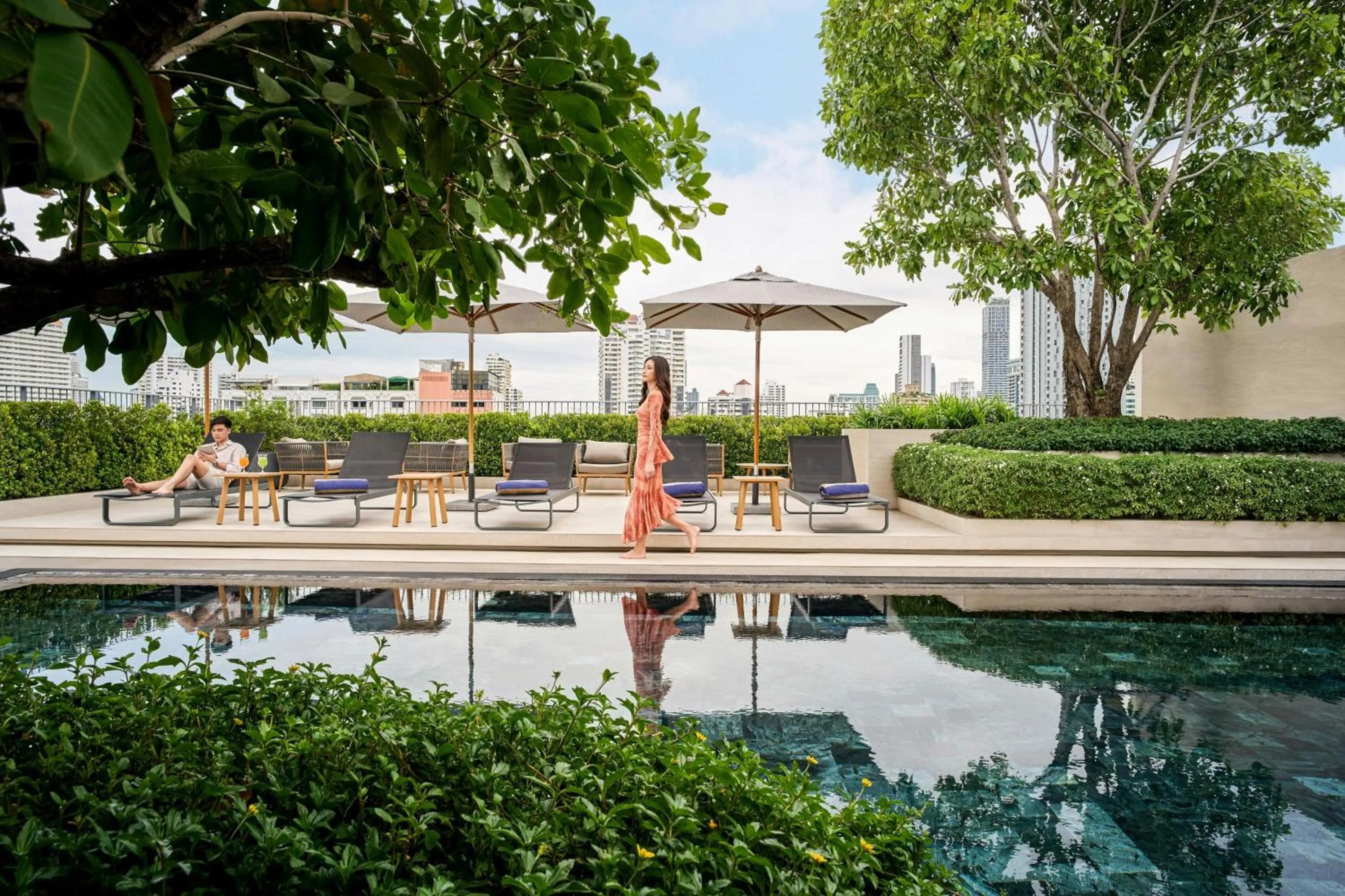 Swimming pool in Madi Paidi Bangkok, Autograph Collection