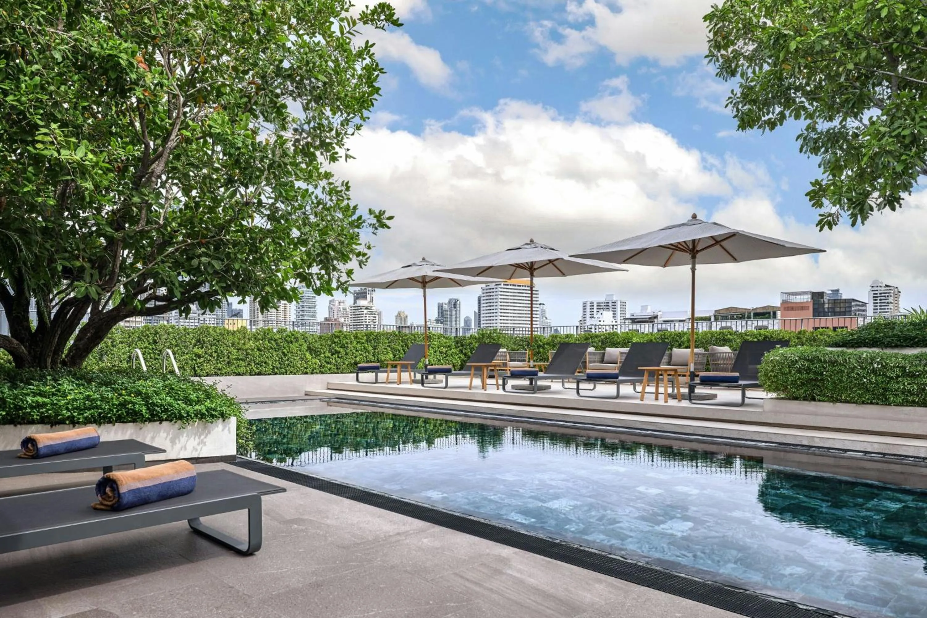 Swimming pool in Madi Paidi Bangkok, Autograph Collection