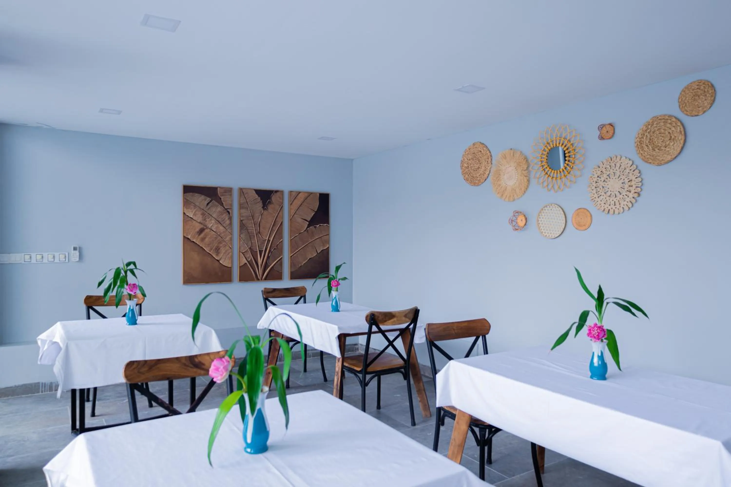 Restaurant/places to eat in Solar Hotel