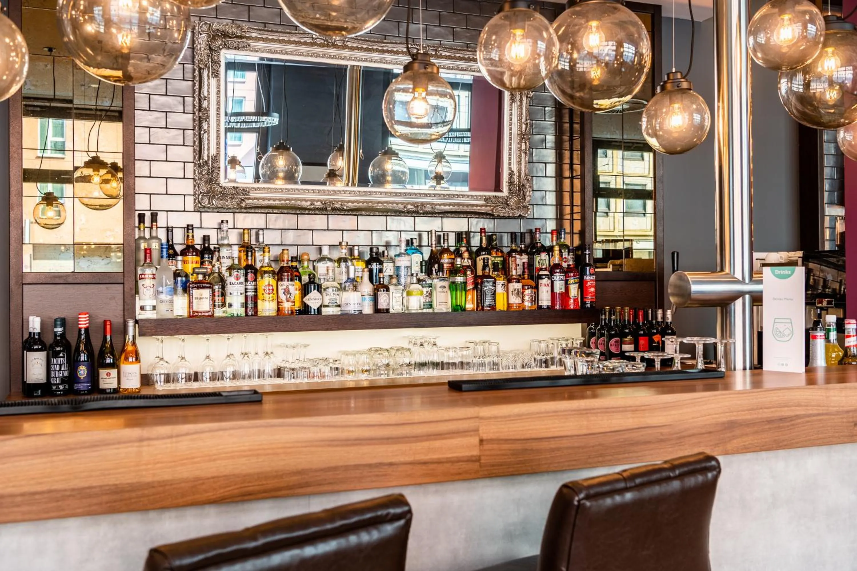 Lounge or bar in Premier Inn Nürnberg City Centre