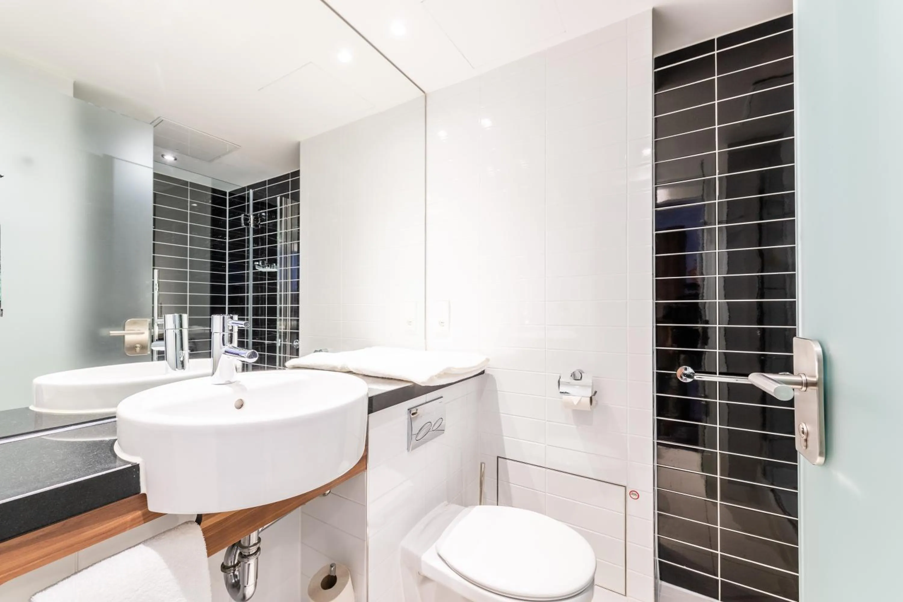 Bathroom in Premier Inn Nürnberg City Centre