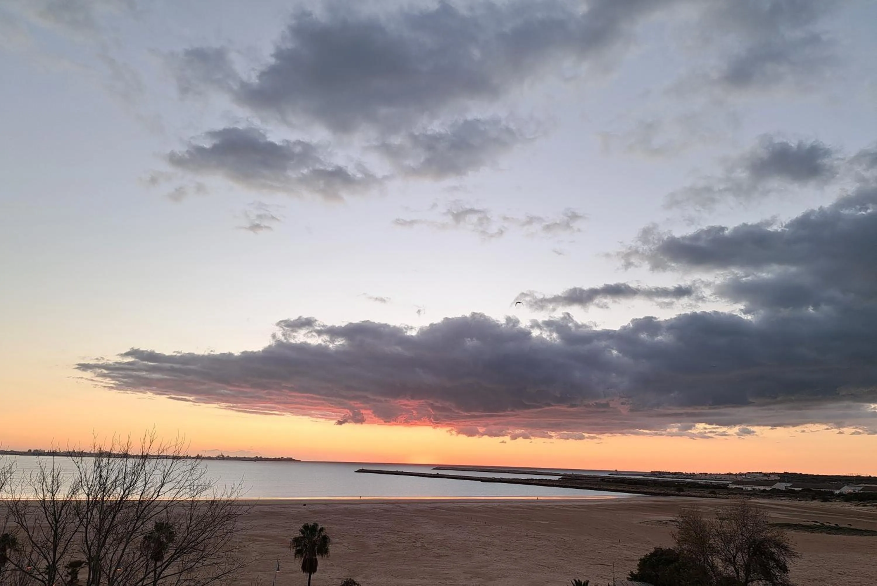 Ático primera línea de playa con vistas al Mar-Climatizado-Wifi-Parking-Solo familias