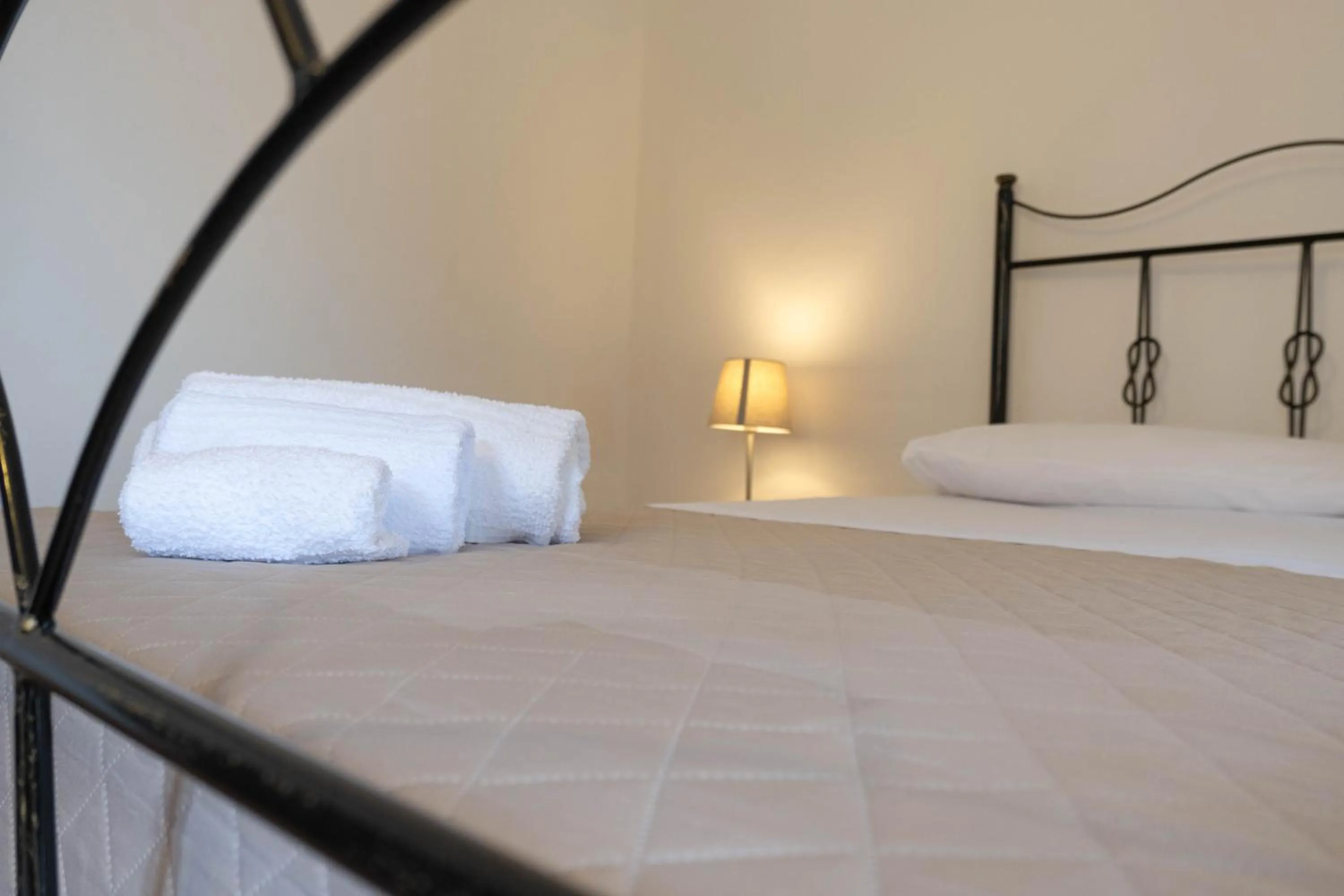 towels, Bed in Il Paese Alberga!